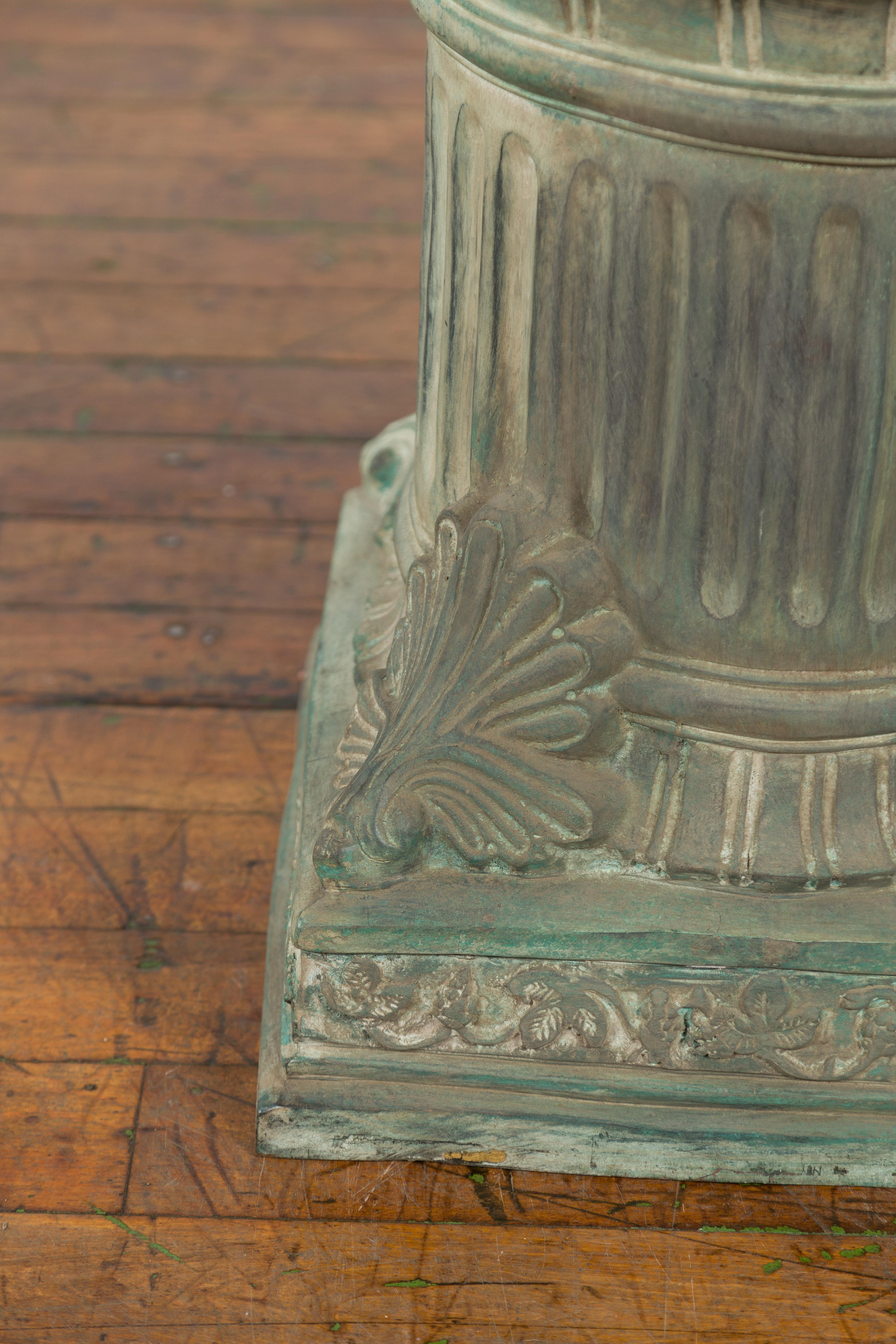 Piédestal en bronze moulé à la cire perdue avec motifs de colonnes cannelées et de palmettes en vente 3