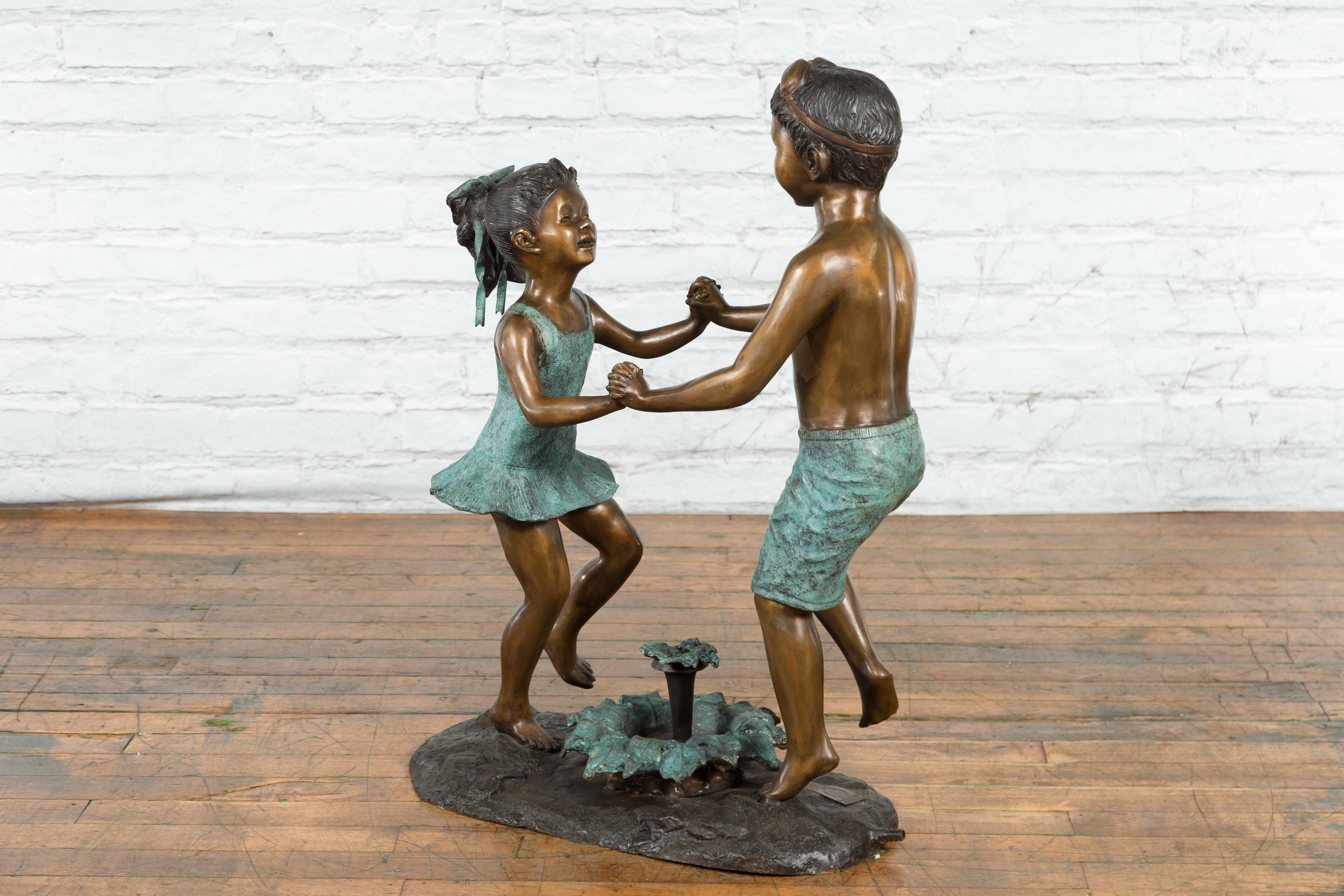 Skulptur einer tanzenden Geschwistergruppe aus geschliffenem Wachsgussbronze, geriffelt als Brunnen im Angebot 4