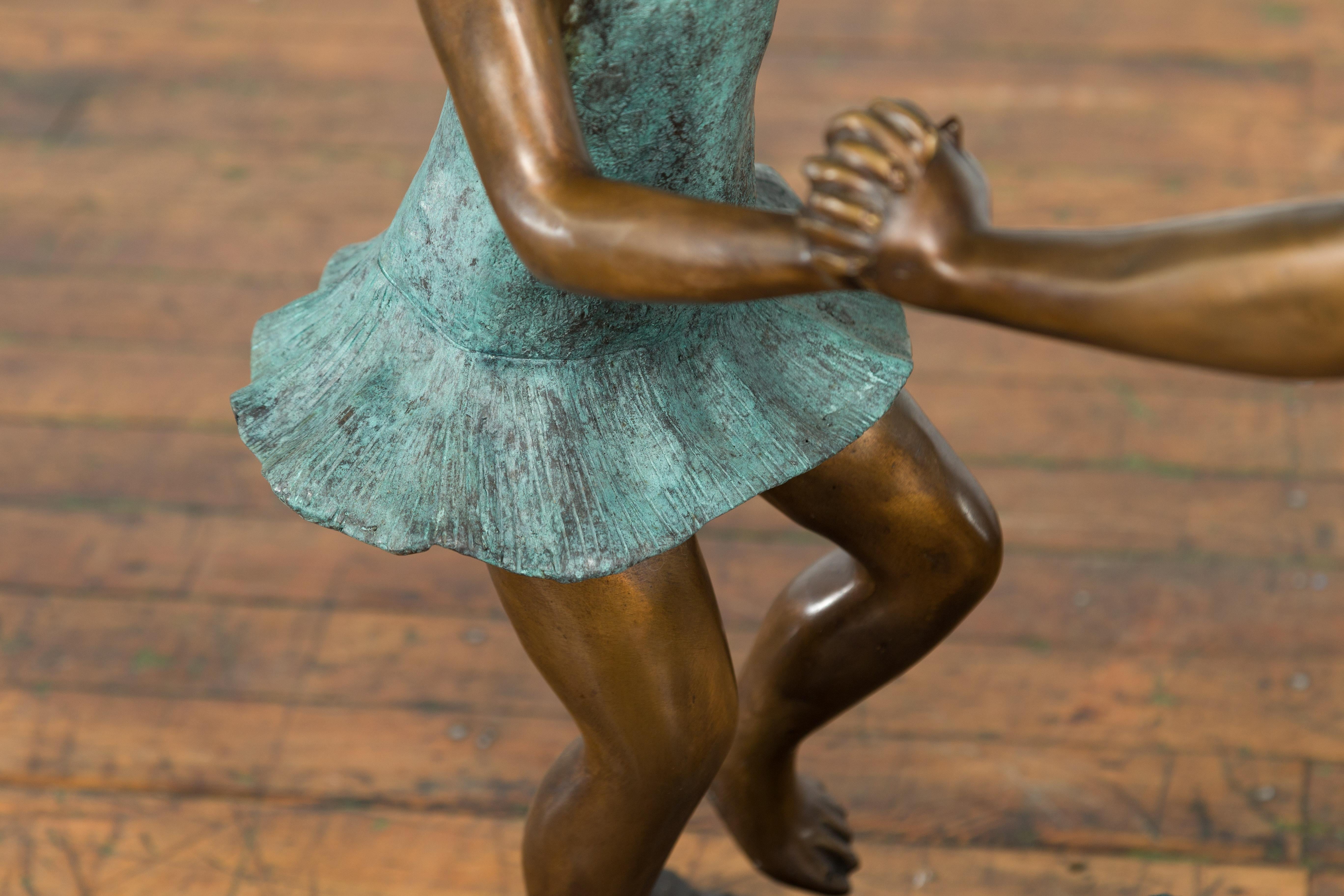 Groupe de frères et sœurs dansants en bronze sculpté moulé à la cire perdue, transformé en fontaine en vente 6