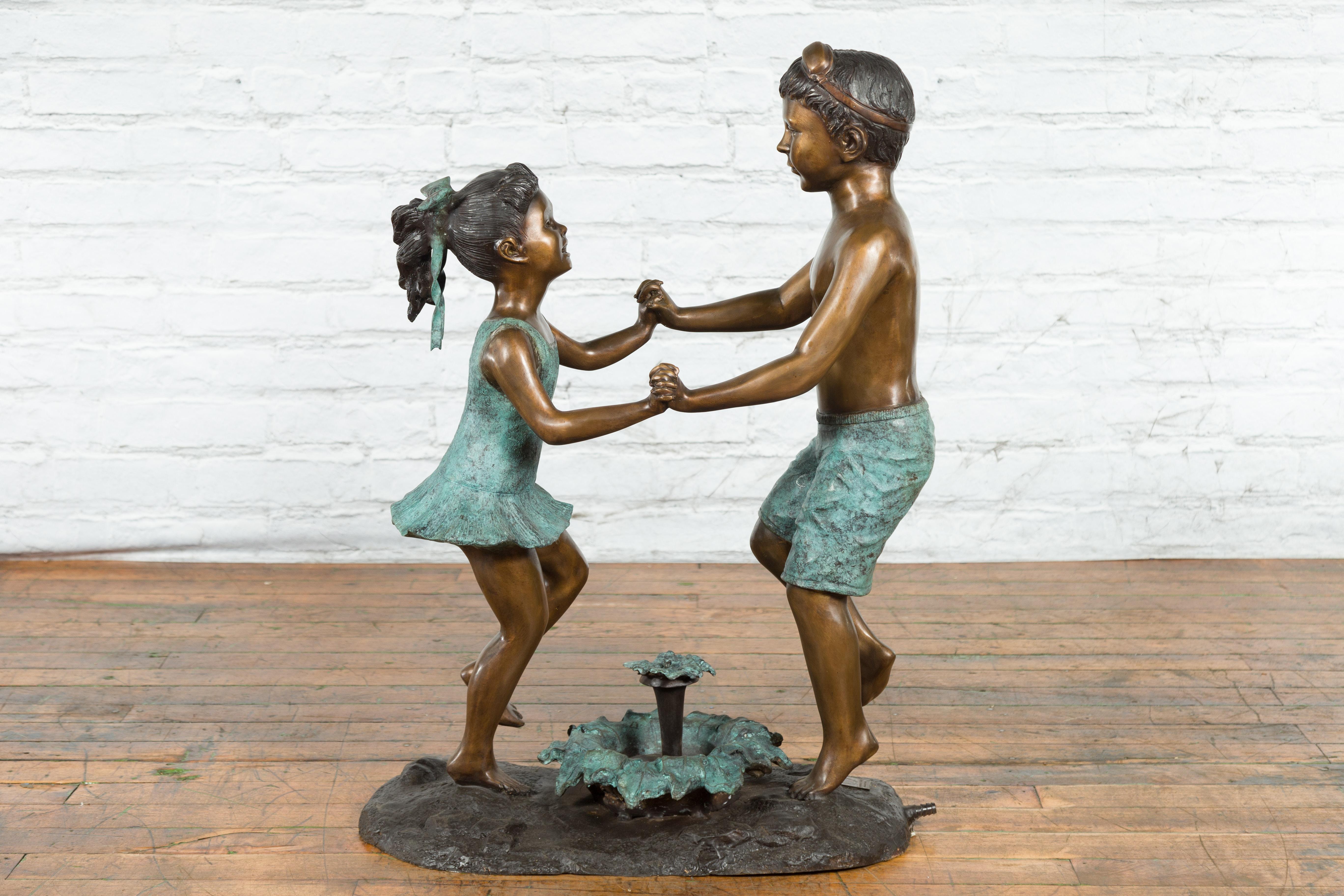 Skulptur einer tanzenden Geschwistergruppe aus geschliffenem Wachsgussbronze, geriffelt als Brunnen (Gegossen) im Angebot