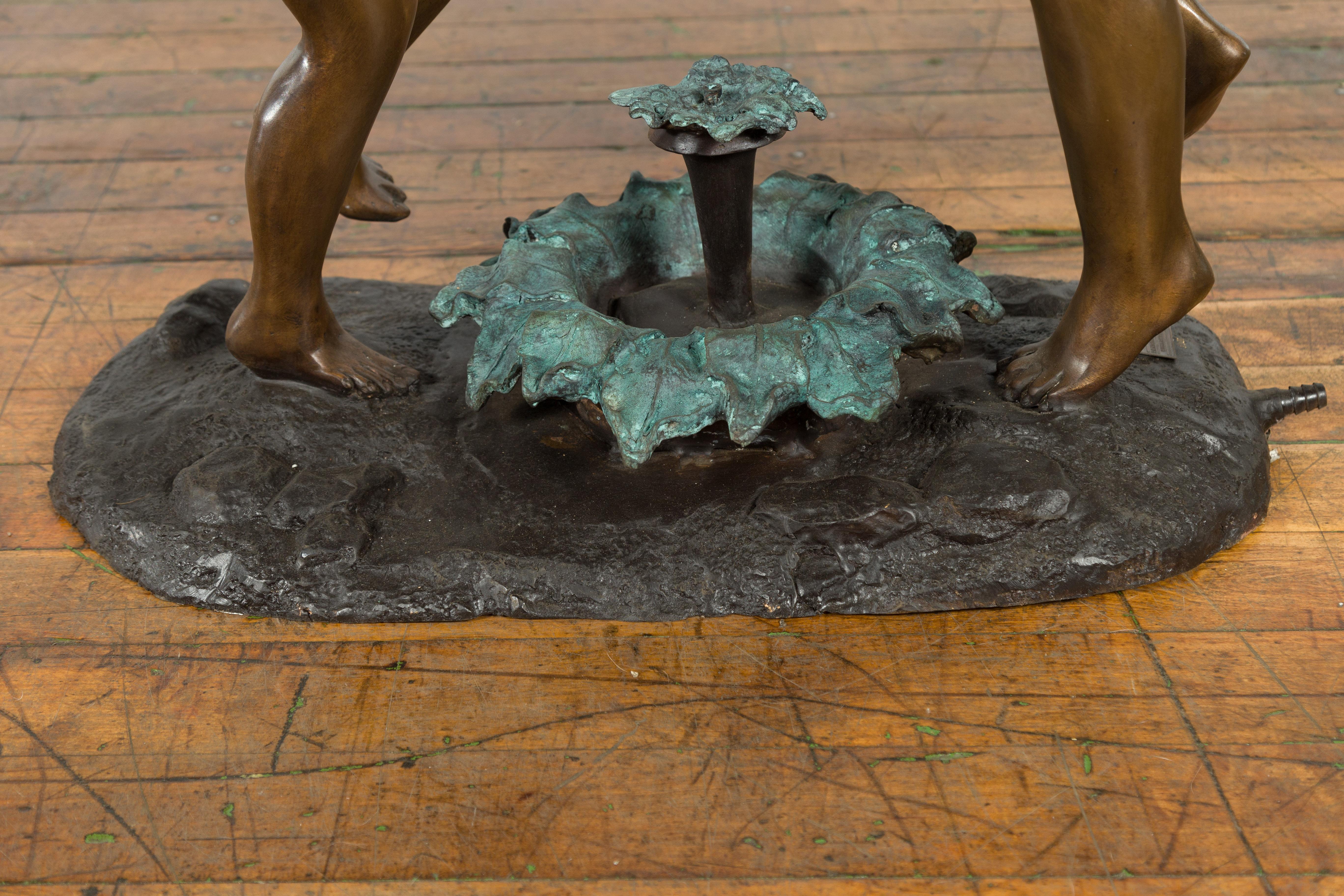 Skulptur einer tanzenden Geschwistergruppe aus geschliffenem Wachsgussbronze, geriffelt als Brunnen im Angebot 2