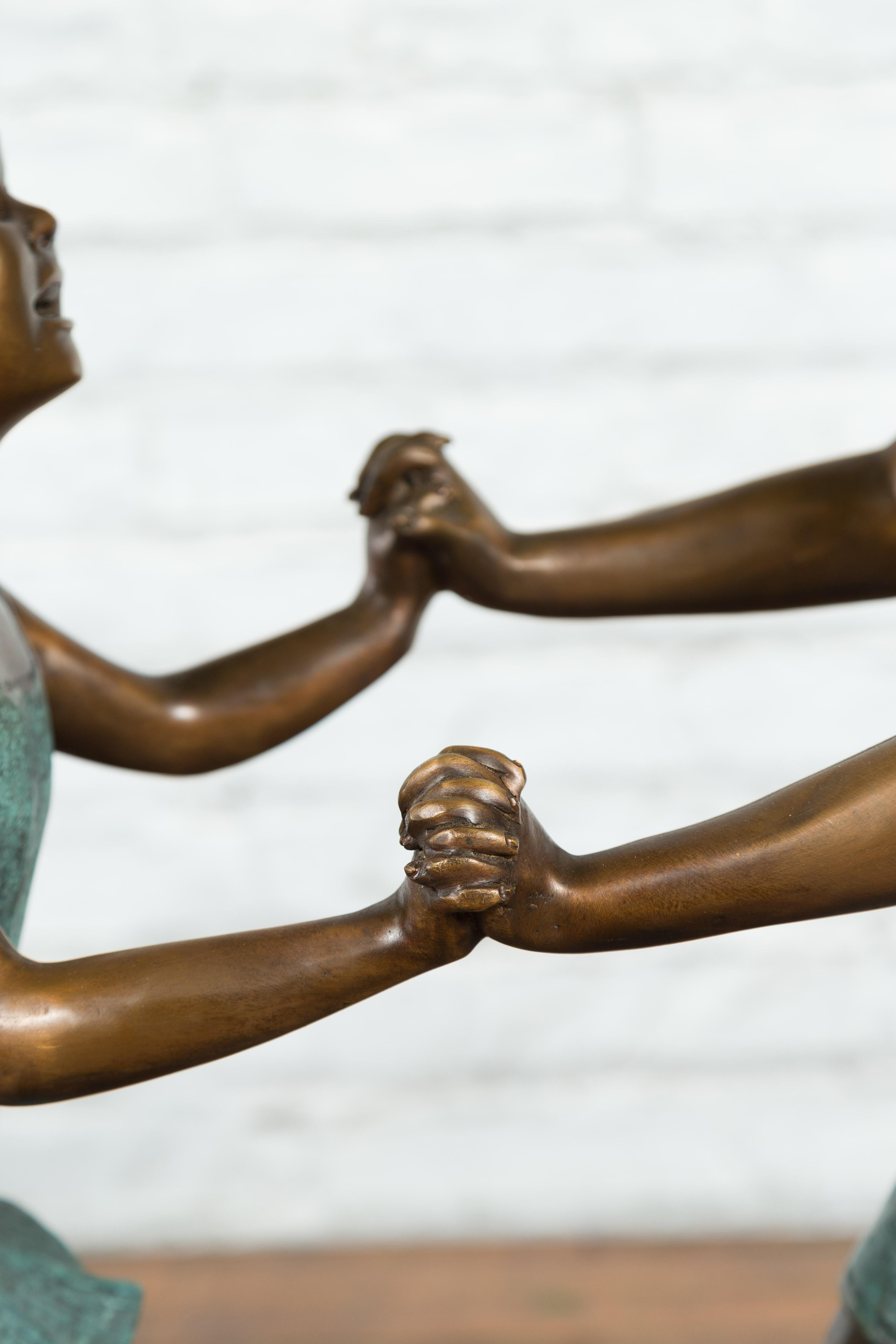 Groupe de frères et sœurs dansants en bronze sculpté moulé à la cire perdue, transformé en fontaine en vente 3