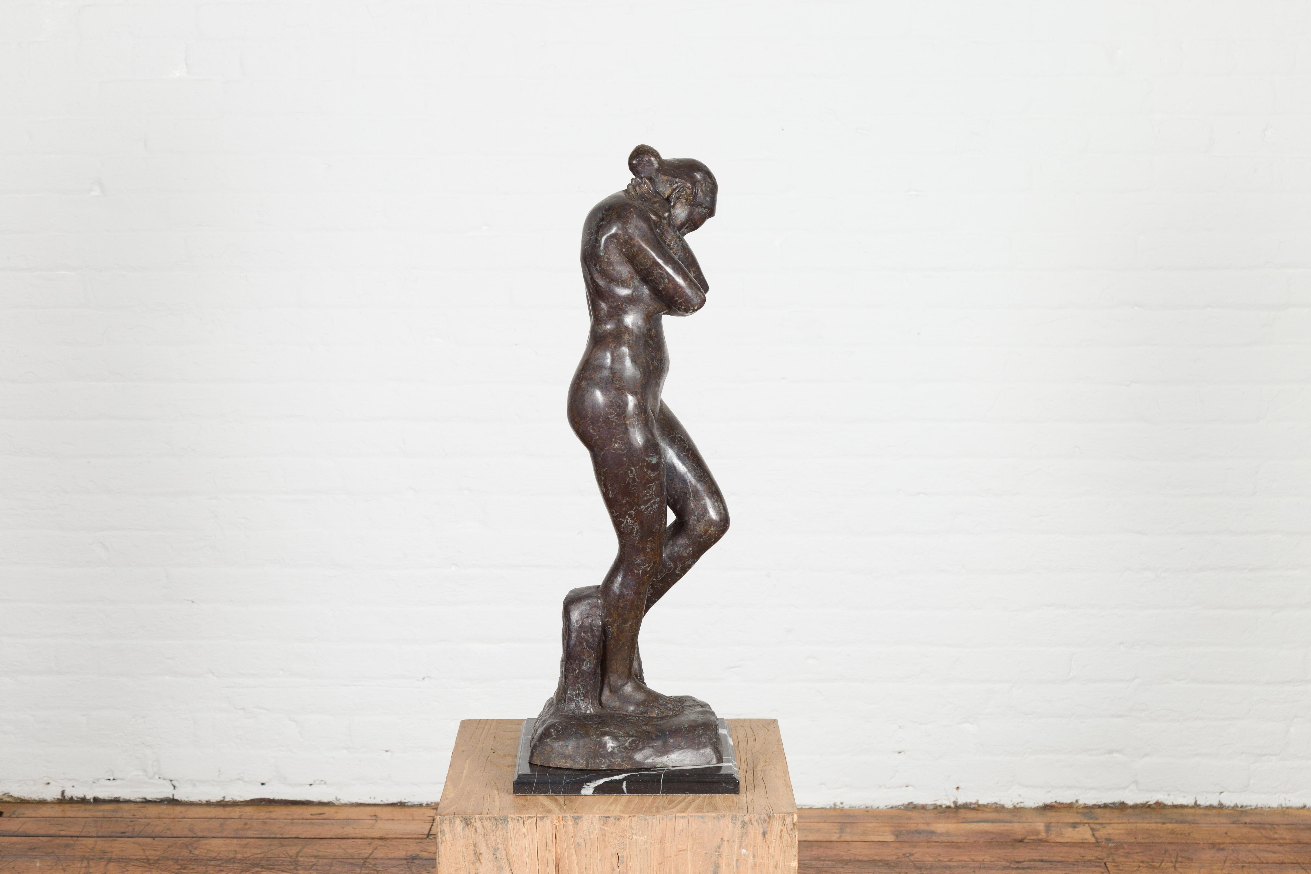 Skulptur aus Bronzeskulptur aus Wachsguss, inspiriert von Auguste Rodins Eva auf Marmorsockel im Angebot 7