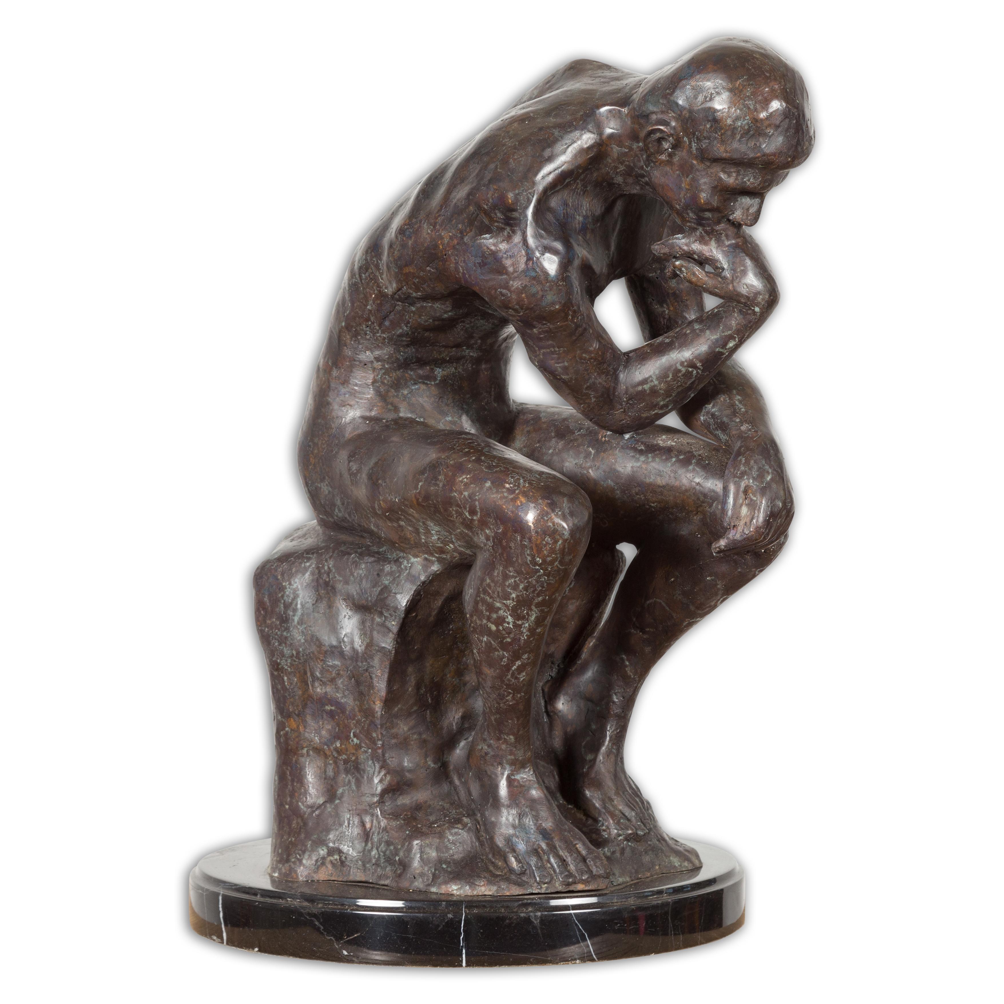 Sculpture sur socle en bronze coulé à la cire perdue inspirée de The thinker d'Auguste Rodin en vente 11