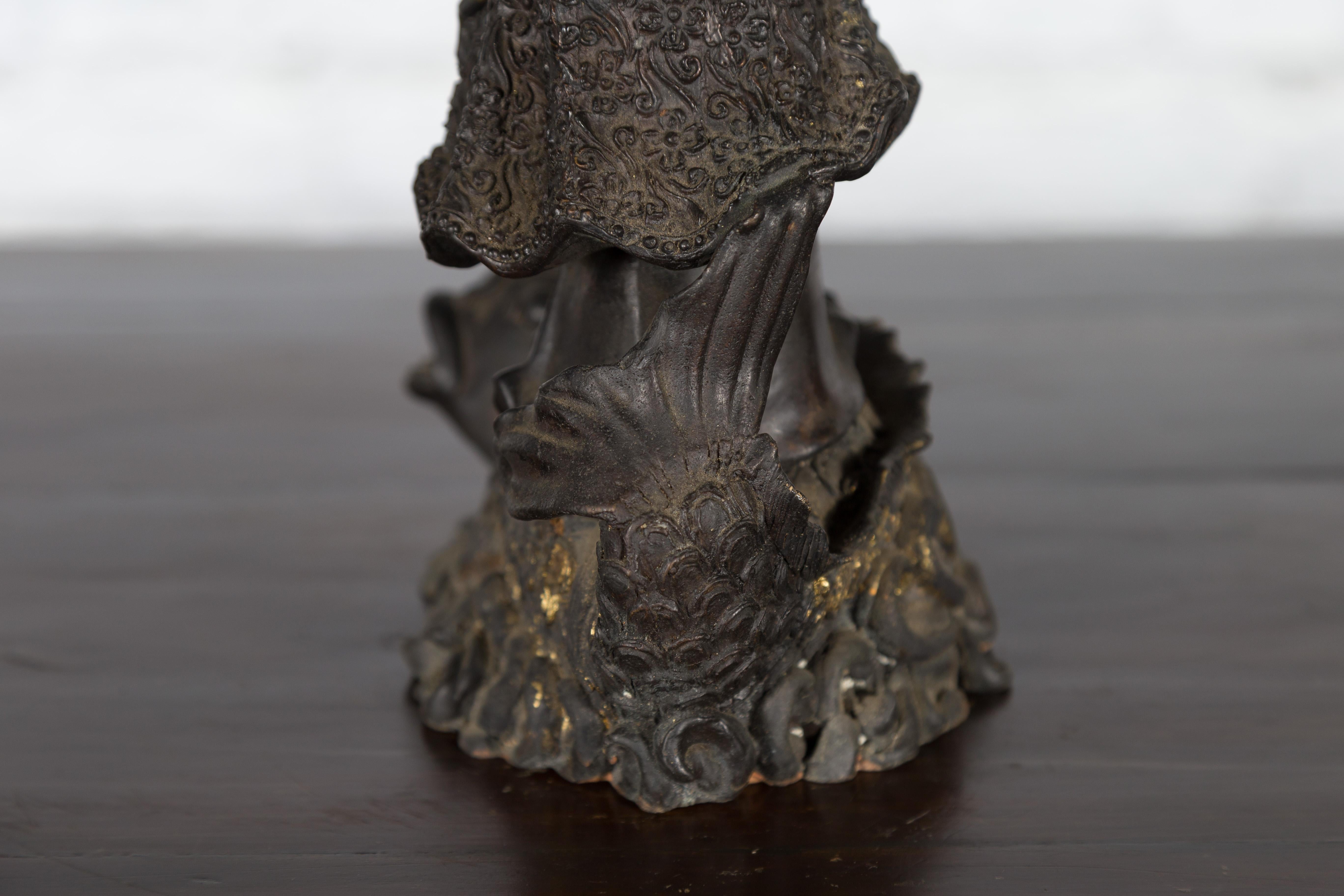 Verlorene Wachsguss-Bronzestatue einer jungen japanischen Jungfrau aus Bronzeguss, die auf einem Fischsockel steht im Angebot 9