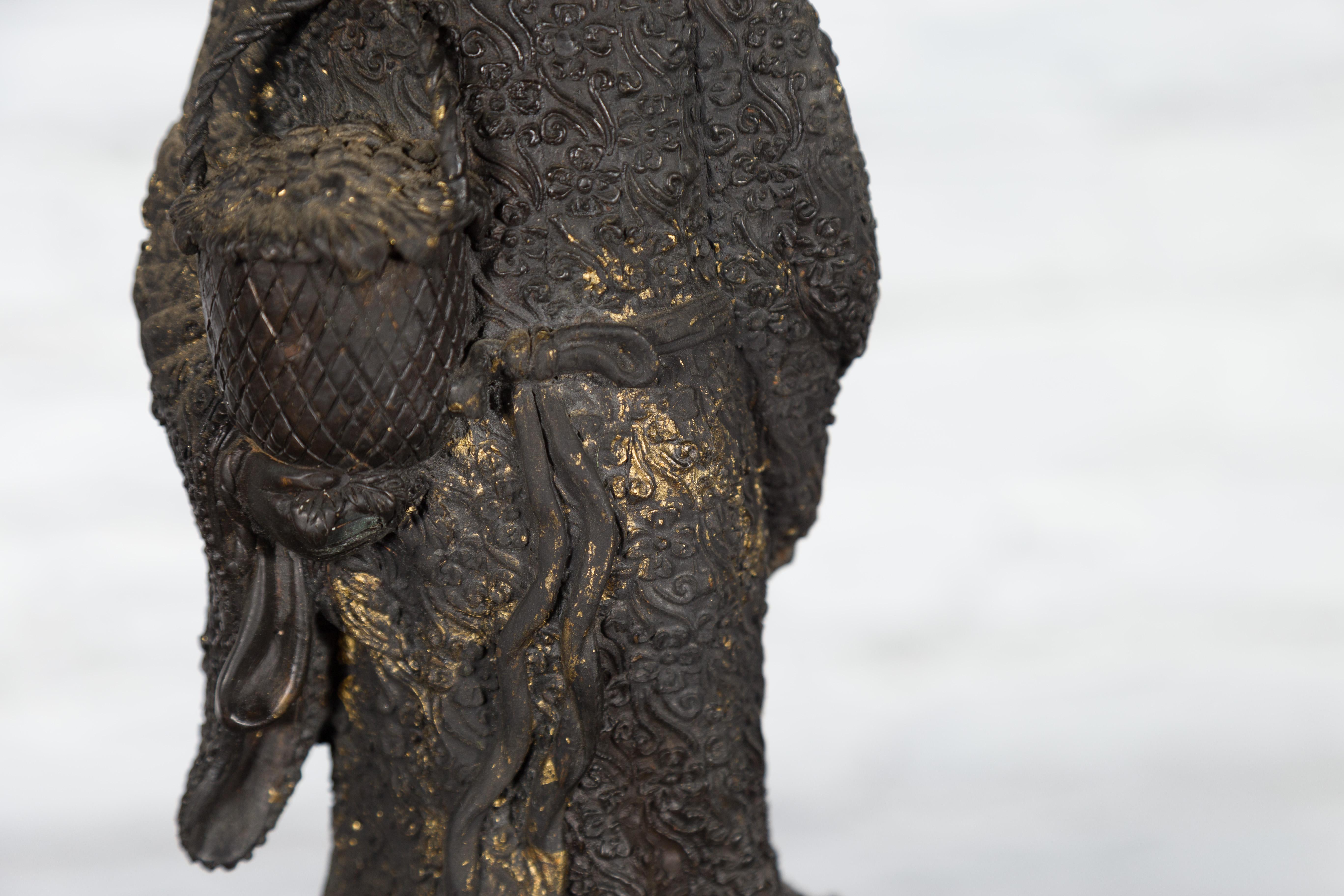 Verlorene Wachsguss-Bronzestatue einer jungen japanischen Jungfrau aus Bronzeguss, die auf einem Fischsockel steht im Angebot 3