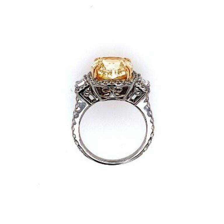 Taille ovale Lot : 8102 GIA Oval 6,01 Cts. Bague en diamant jaune clair fantaisie Vs2 sertie d'un halo en or 18 carats en vente