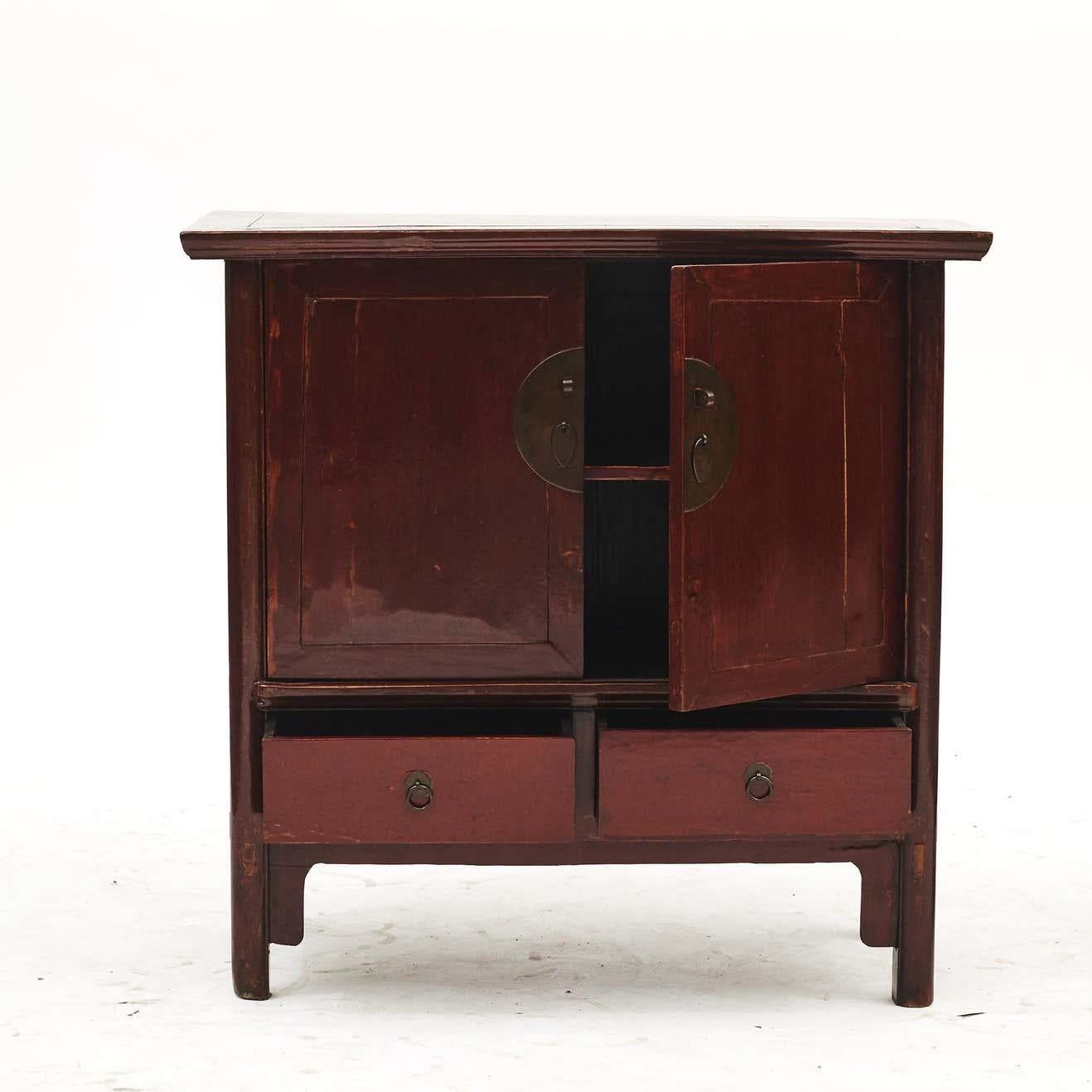 Lot: Burmese Temple Buddha Head in Sandstone and Red Lacquer Cabinet from Shanxi In Good Condition In Kastrup, DK