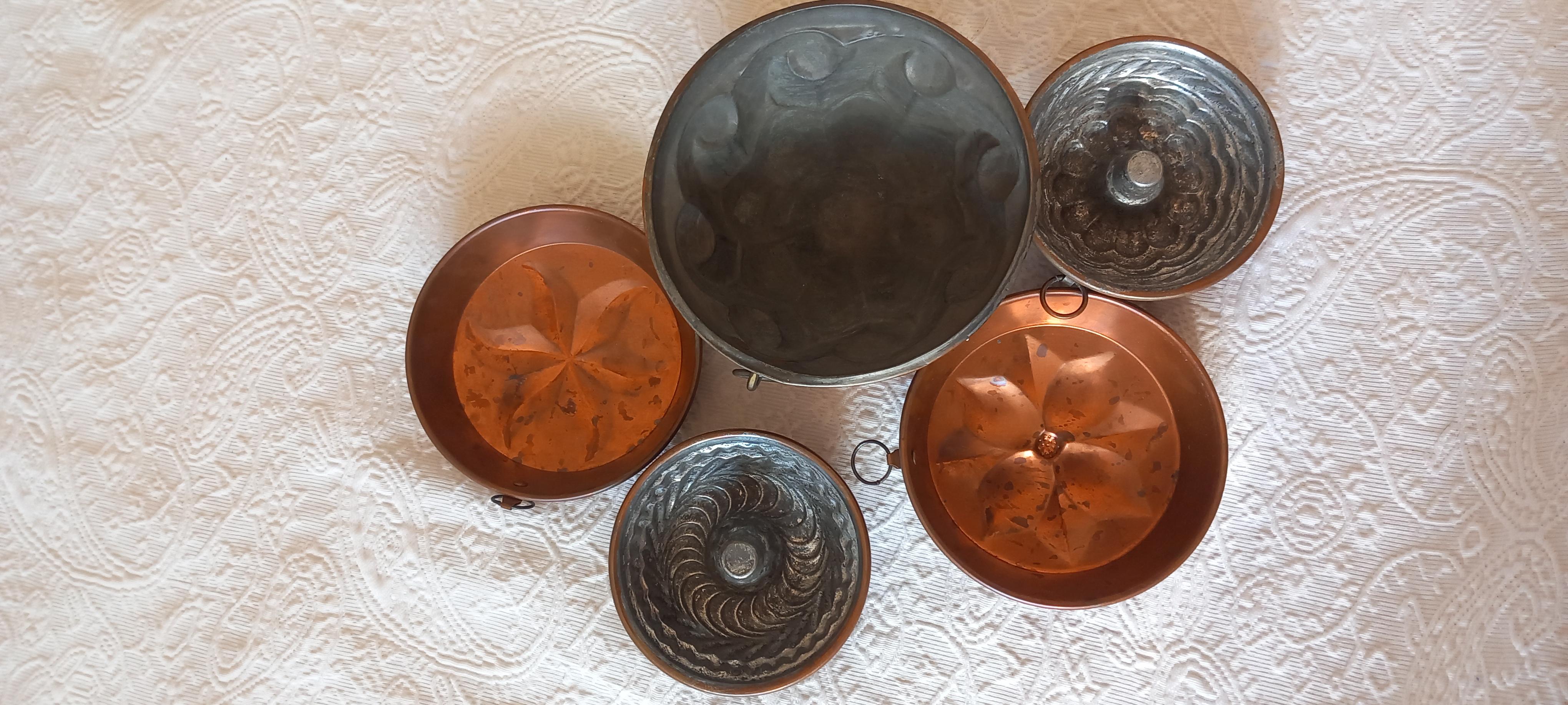 The price is for the lot of 5 molds

Ideal copper molds to hang as an ornament in a rustic kitchen.
Vintage copper molds with tin-plated interior

 copper molds kitchen; Wall decoration; brass; rustic. fall; pastry molds vintage old antiques lobster