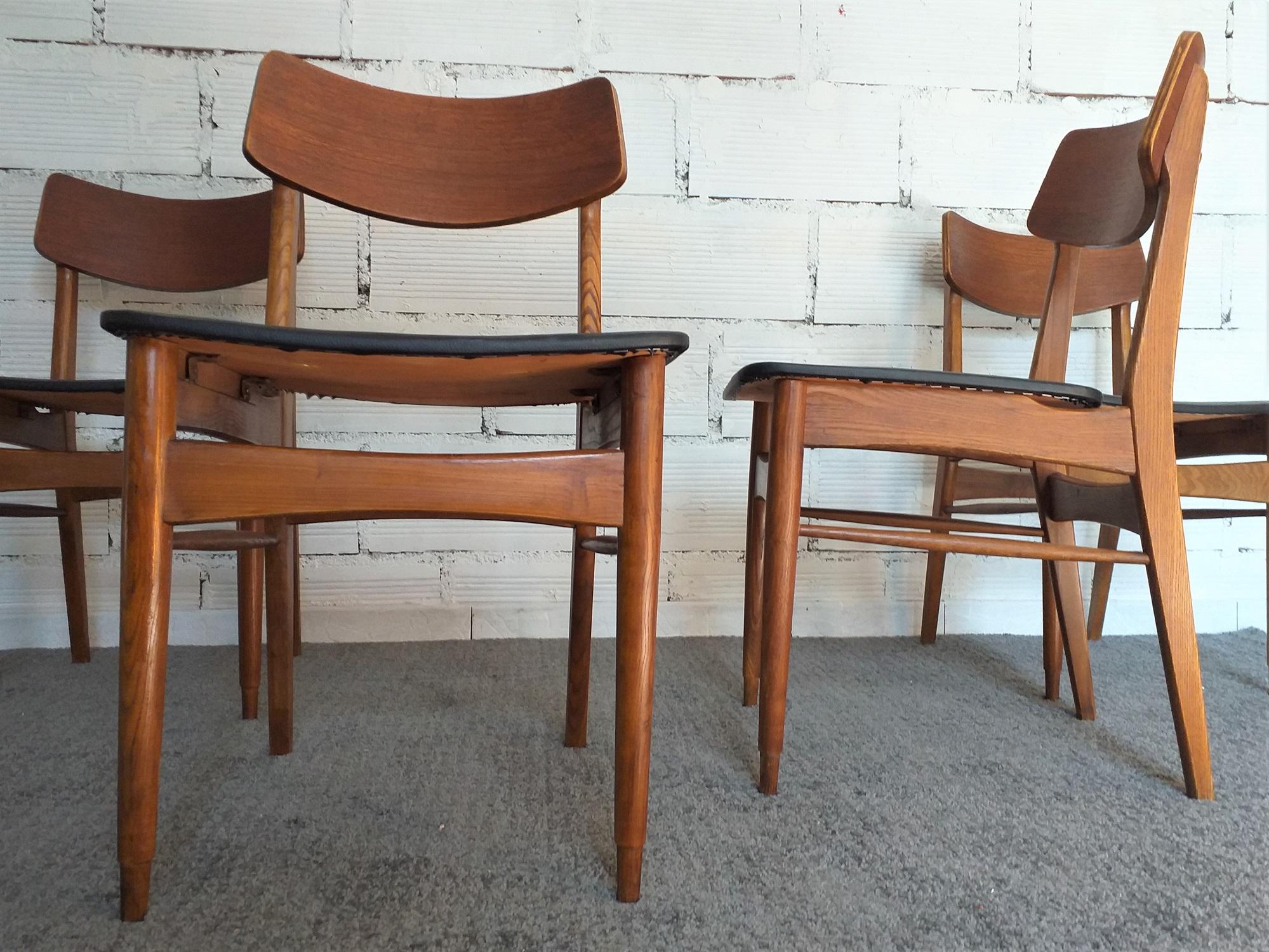 French Lot de 4 chaises vintage en bois et simili cuir For Sale