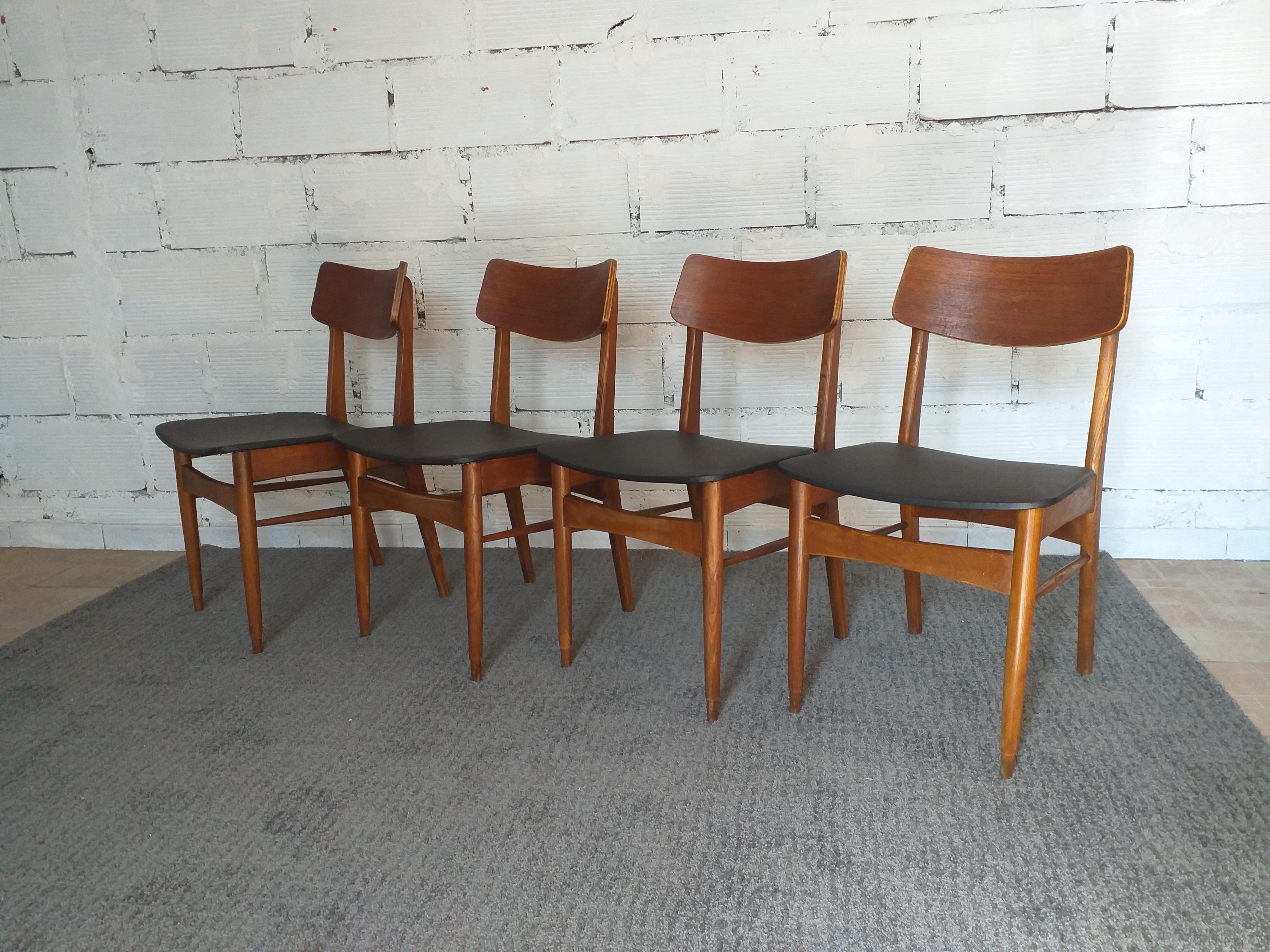 Lot de 4 chaises vintage en bois et simili cuir Abîmé - En vente à SAINT-CLÉMENT-DE-RIVIÈRE, FR
