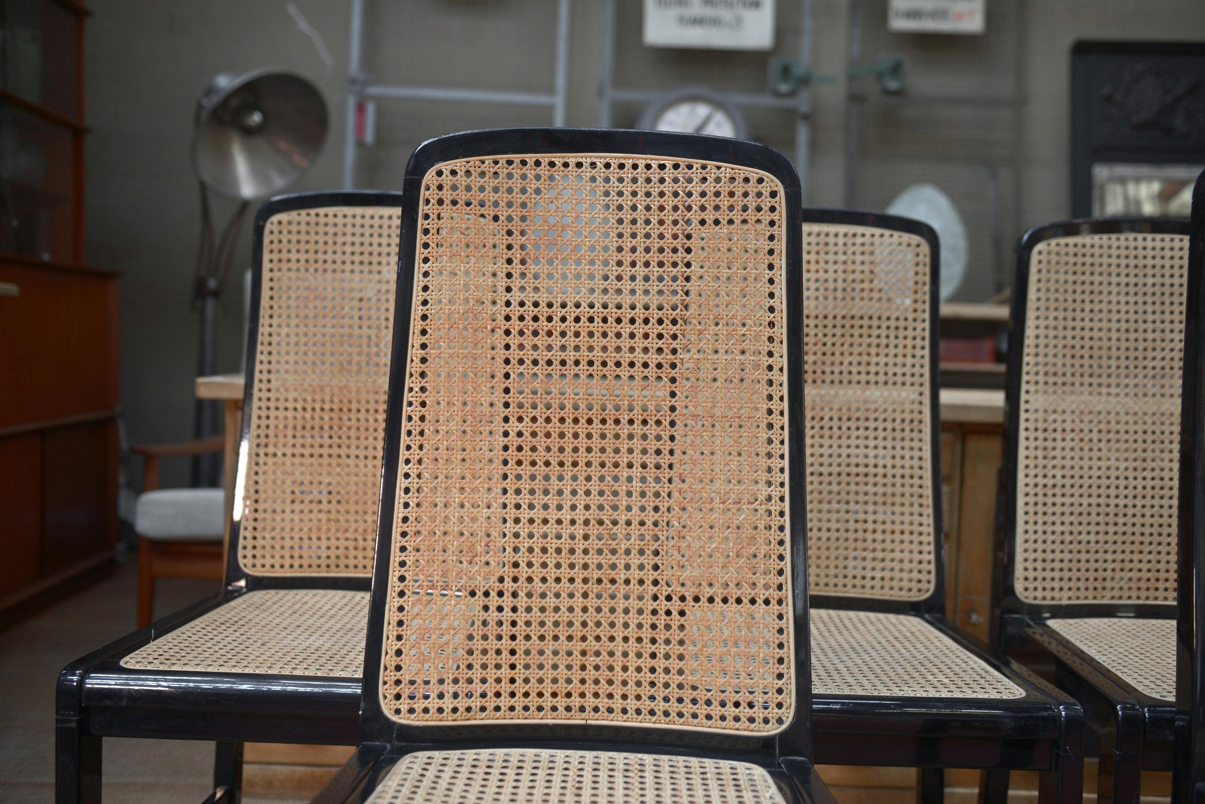 Lot de 6 chaises cannées Vintage en bois laqué noir d'origine 1970 For Sale 8