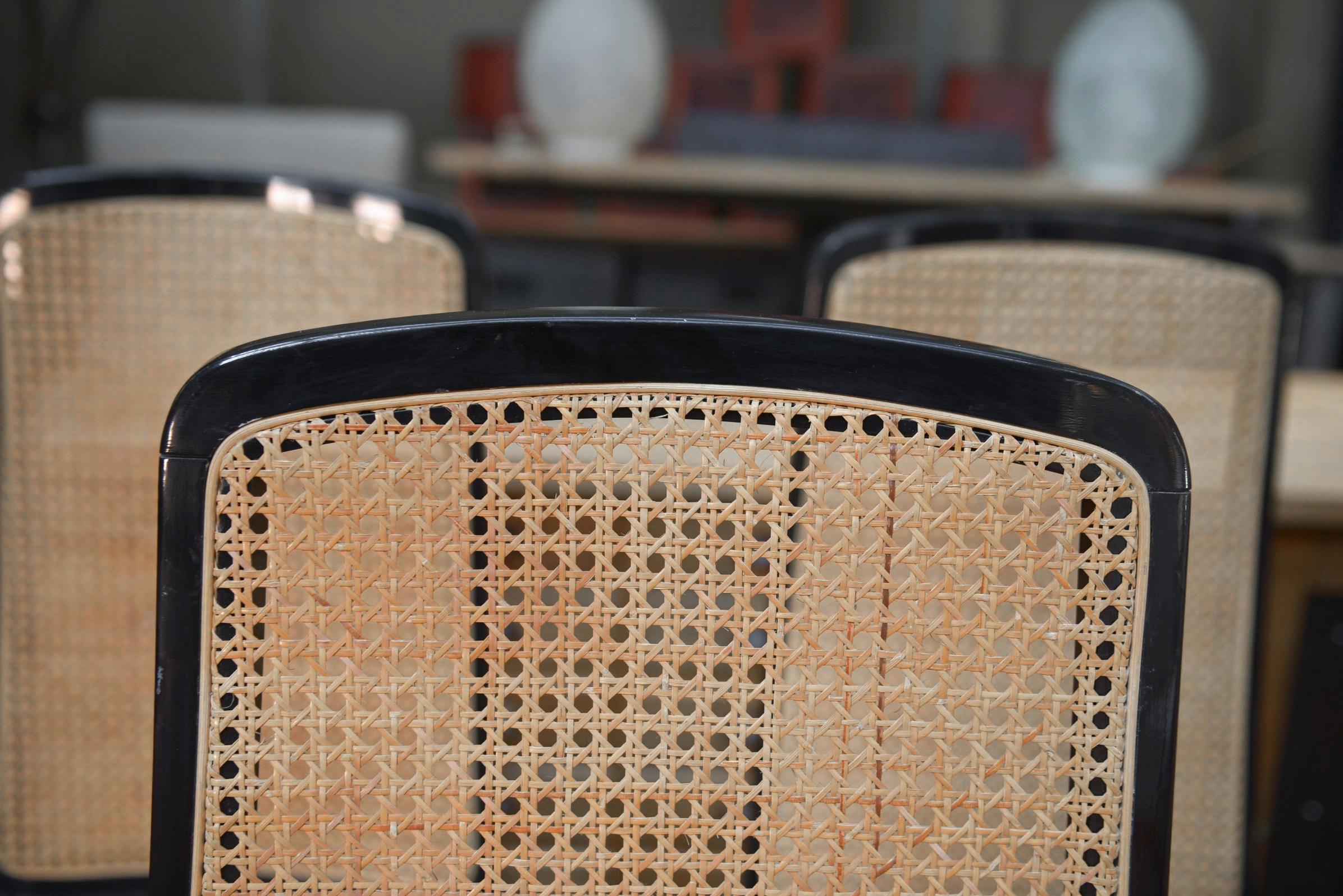 Lot de 6 chaises cannées Vintage en bois laqué noir d'origine 1970 For Sale 9