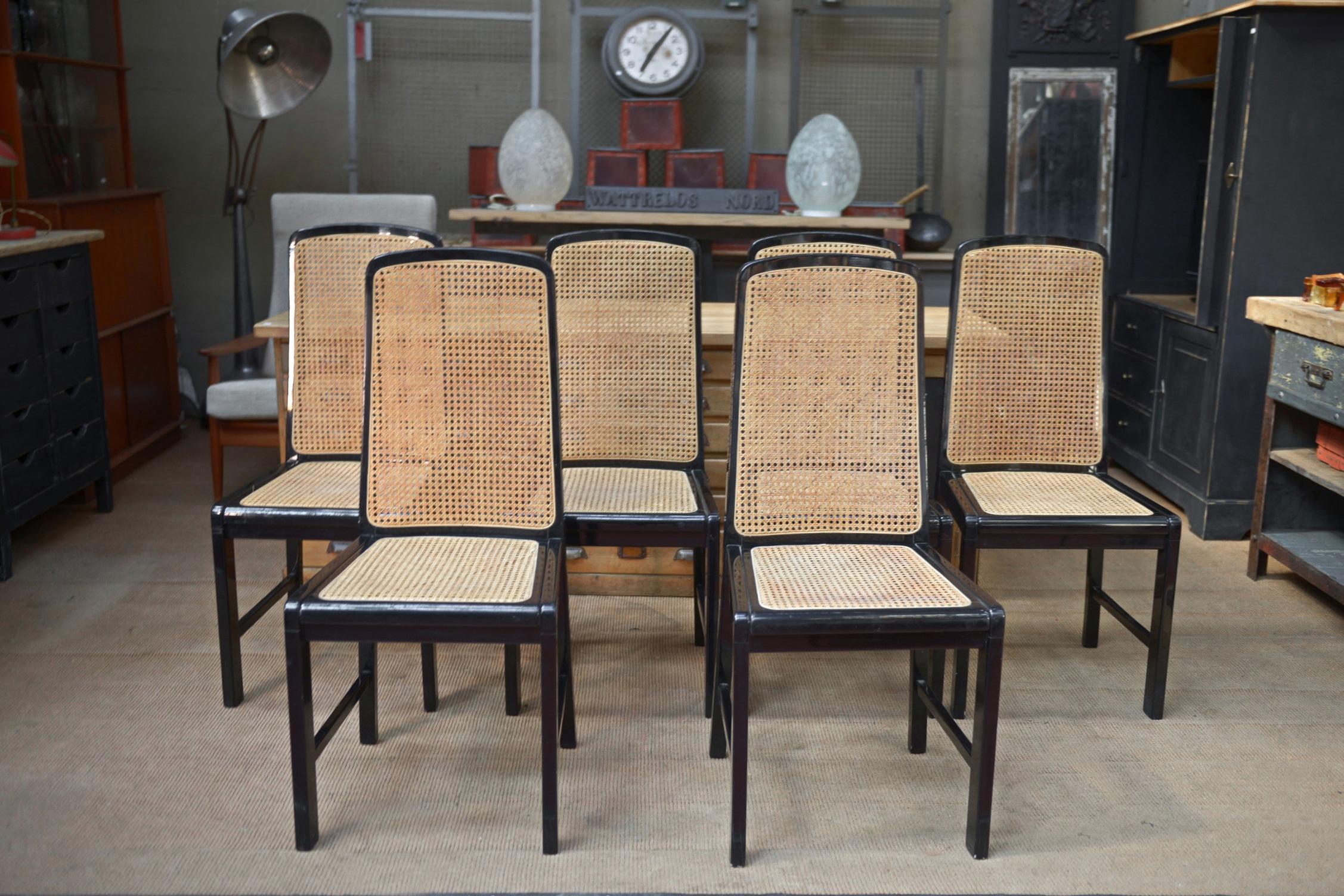 Lot de 6 chaises cannées Vintage en bois laqué noir d'origine 1970

Quelques légères griffes