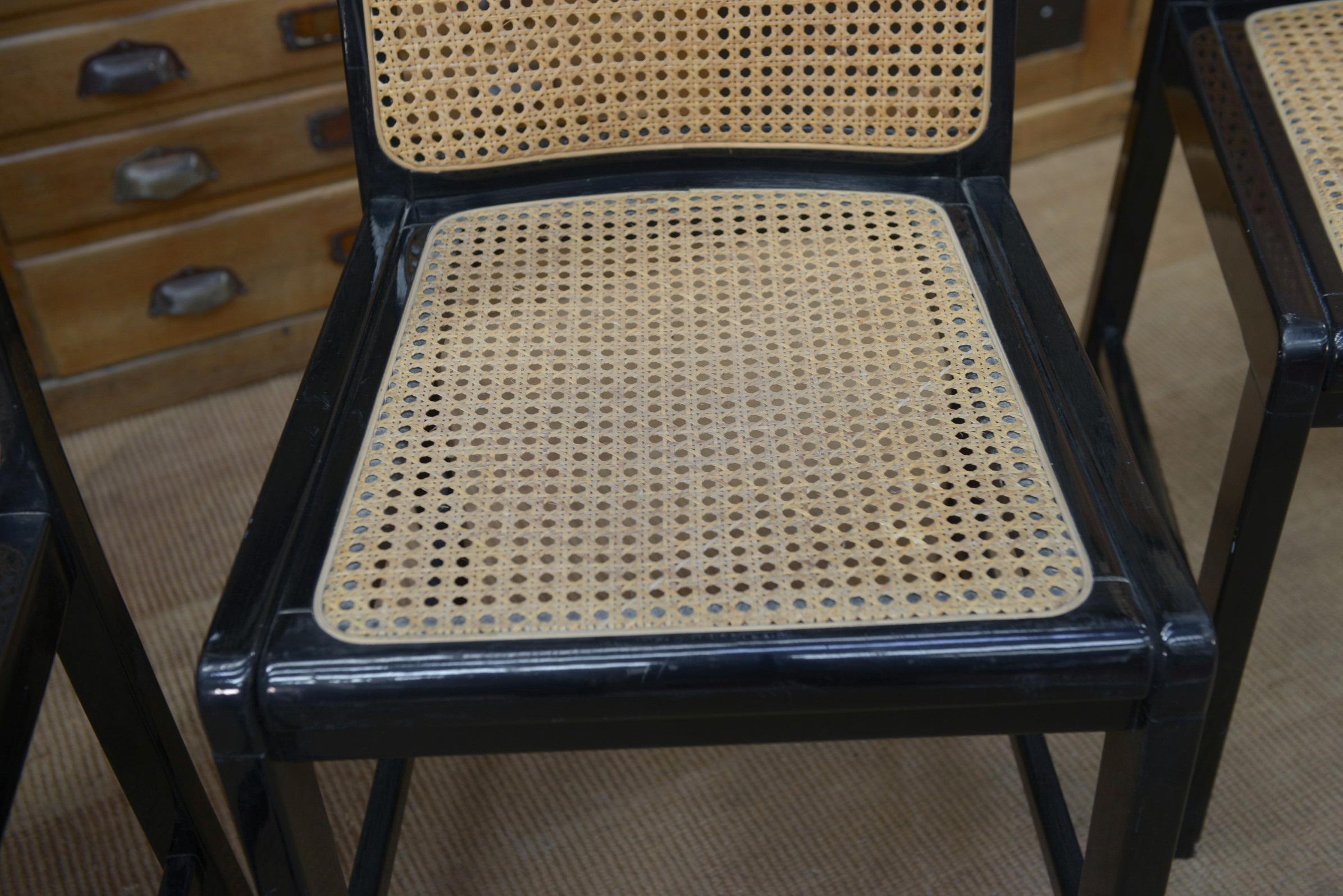 Lot de 6 chaises cannées Vintage en bois laqué noir d'origine 1970 For Sale 3