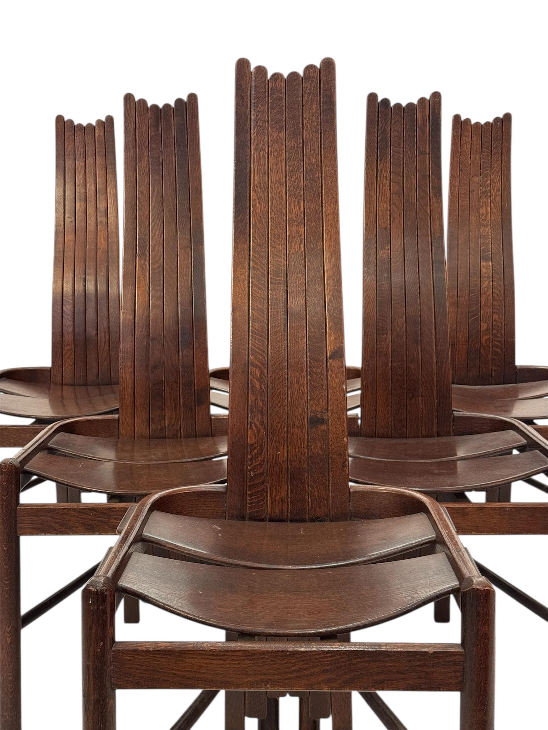 Che scoperta!
Queste rare sedie sono un'assoluta gioia per gli occhi.
Realizzato in rovere curvo massiccio.
Lo schienale alto conferisce alla sedia una forma davvero notevole.
L'artigianato è assolutamente magnifico.
Queste sedie sono state prodotte