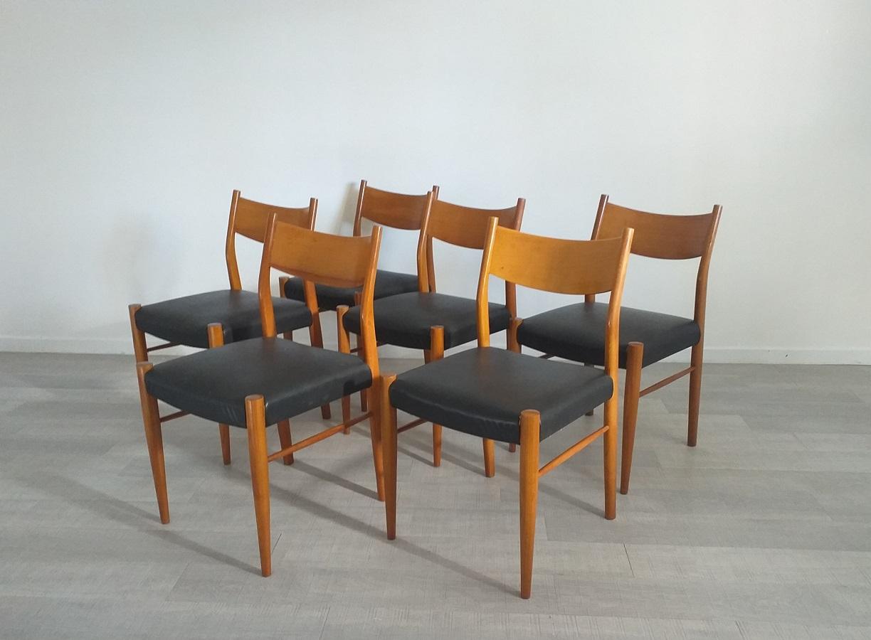 Lot de 6 chaises vintage bois simili cuir In Distressed Condition For Sale In SAINT-CLÉMENT-DE-RIVIÈRE, FR