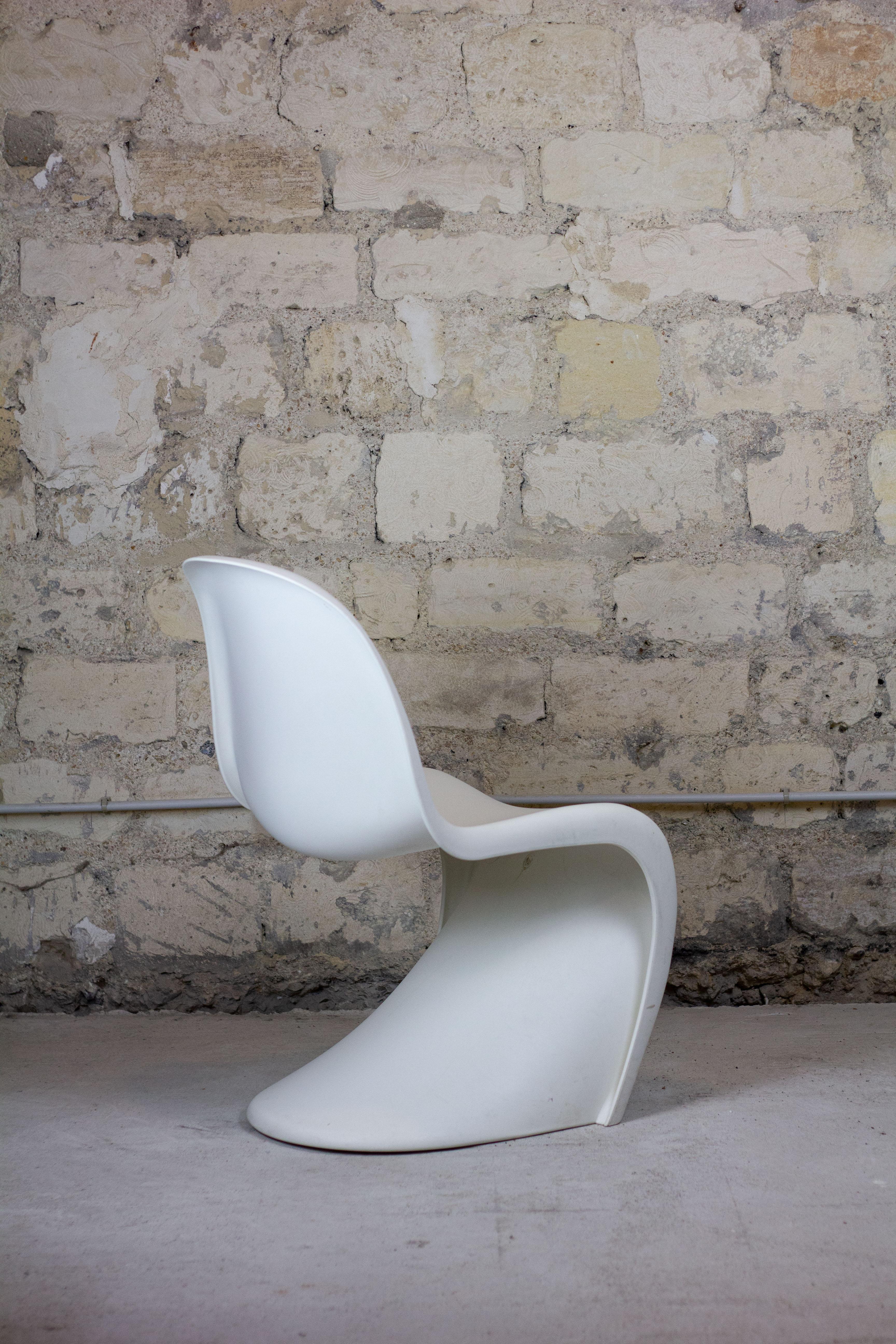 Lot de 8 chaises blanches par Verner Panton, édition Vitra. Der Designklassiker aus den 1960er Jahren von Verner Panton, hergestellt von Vitra, ist mit einer futuristischen Struktur versehen. Die Liege 