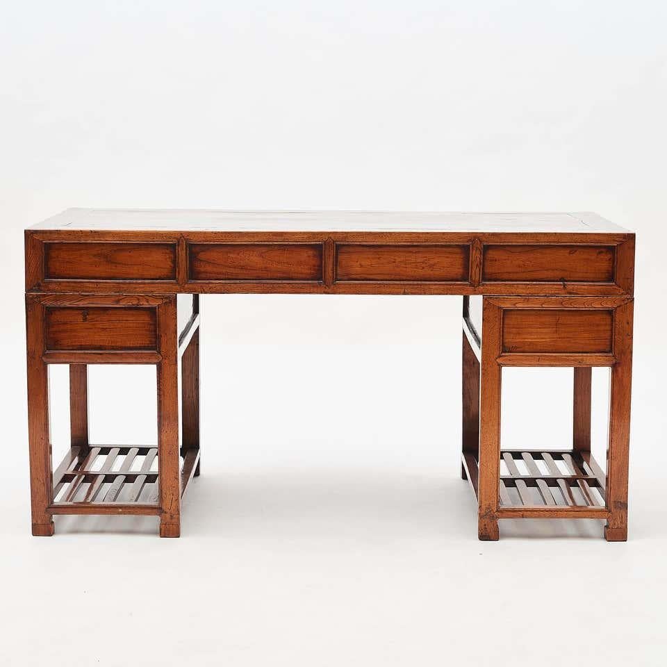 Please note: This is a lot of two items: Fine Jumu wood 3 part doctor's desk and mid-19th century chinese bookcase.

Item 1: LU1007418276662

3 part Doctor's desk in Jumu wood. From Jiangsu, China, circa 1860-1880. Center tabletop made in one