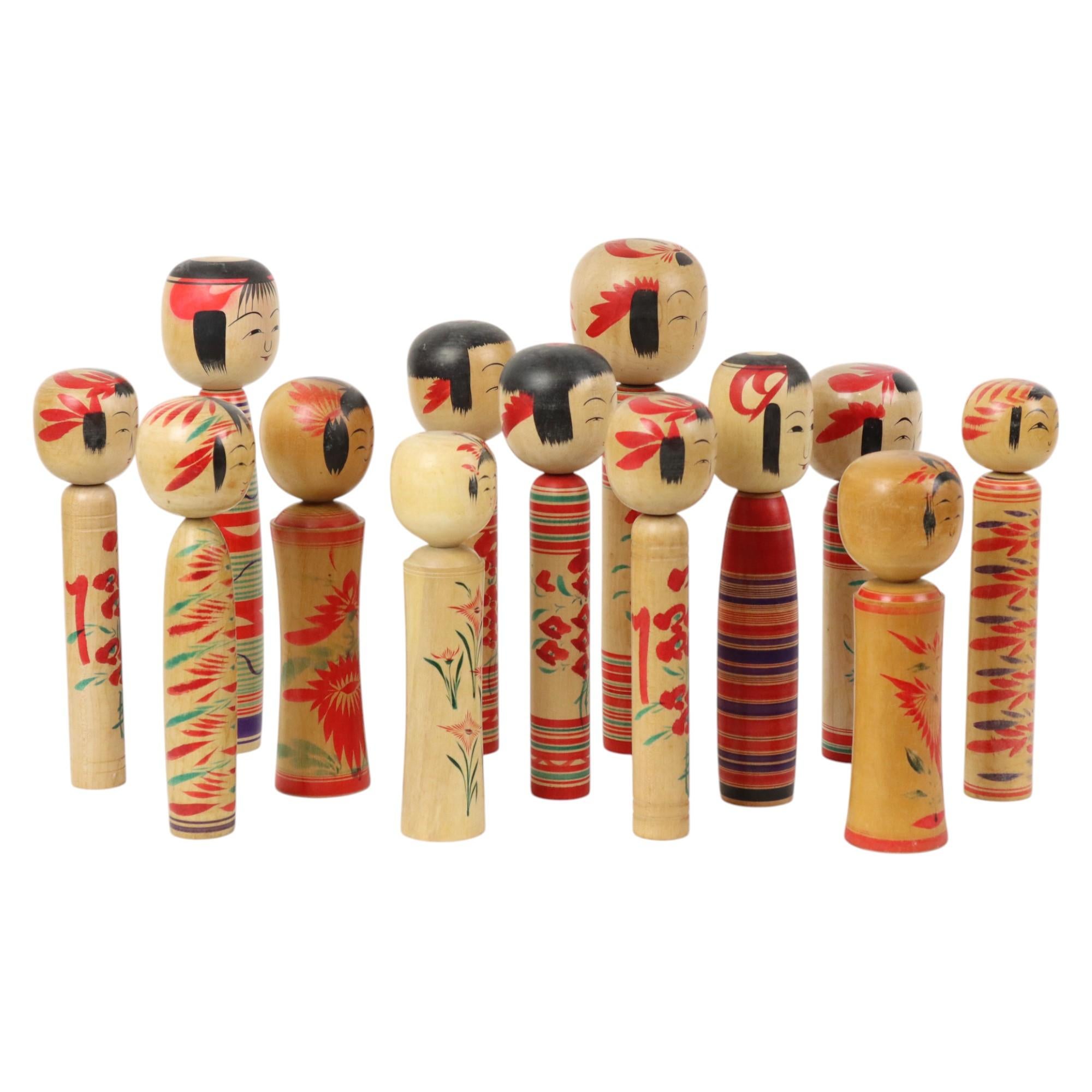 Lotto di 13 Kokeshi d'epoca tradizionali Giappone Seconda metà del XX secolo in vendita 3