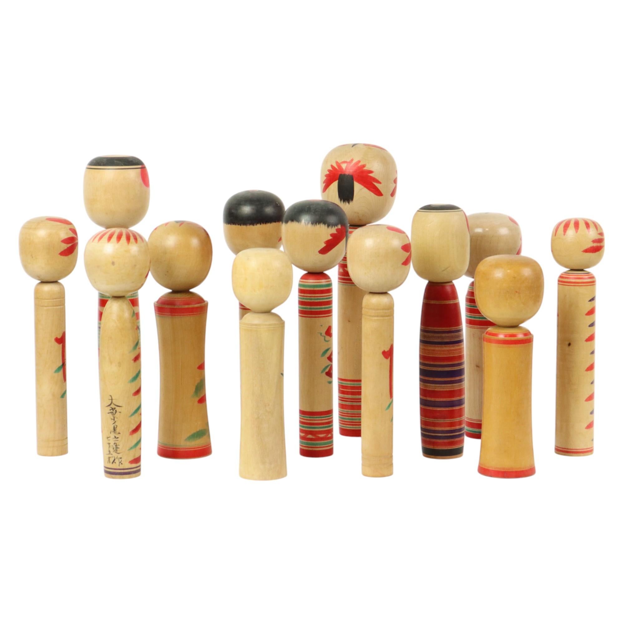 Lotto di 13 Kokeshi d'epoca tradizionali Giappone Seconda metà del XX secolo in vendita 4