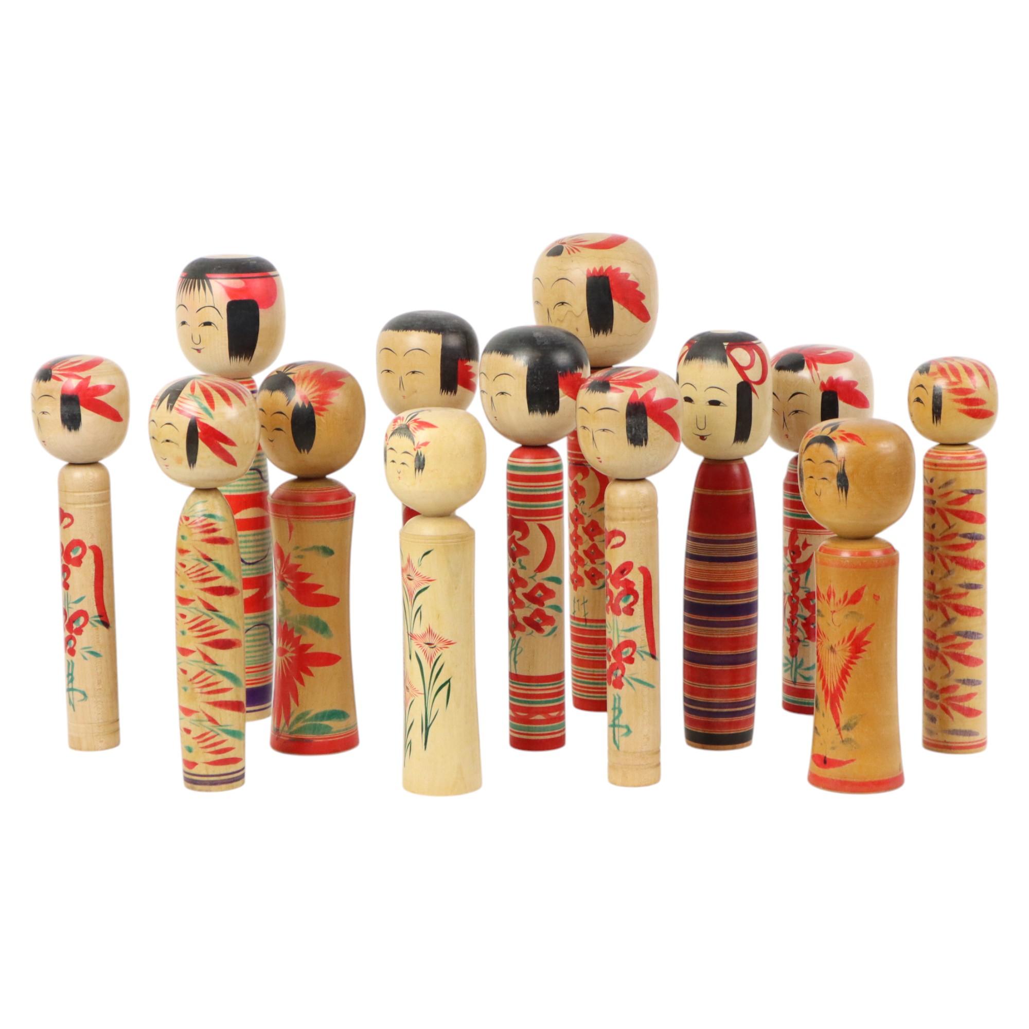 Lotto di 13 Kokeshi d'epoca tradizionali Giappone Seconda metà del XX secolo in vendita 5