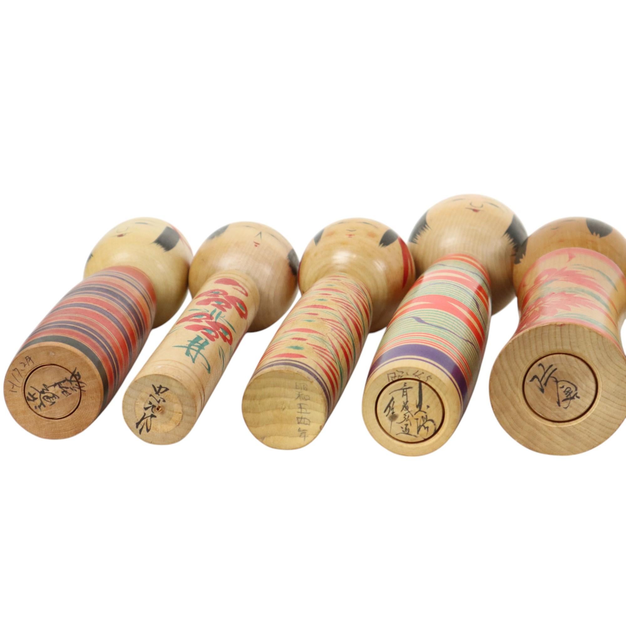 Lotto di 13 Kokeshi d'epoca tradizionali Giappone Seconda metà del XX secolo in vendita 6