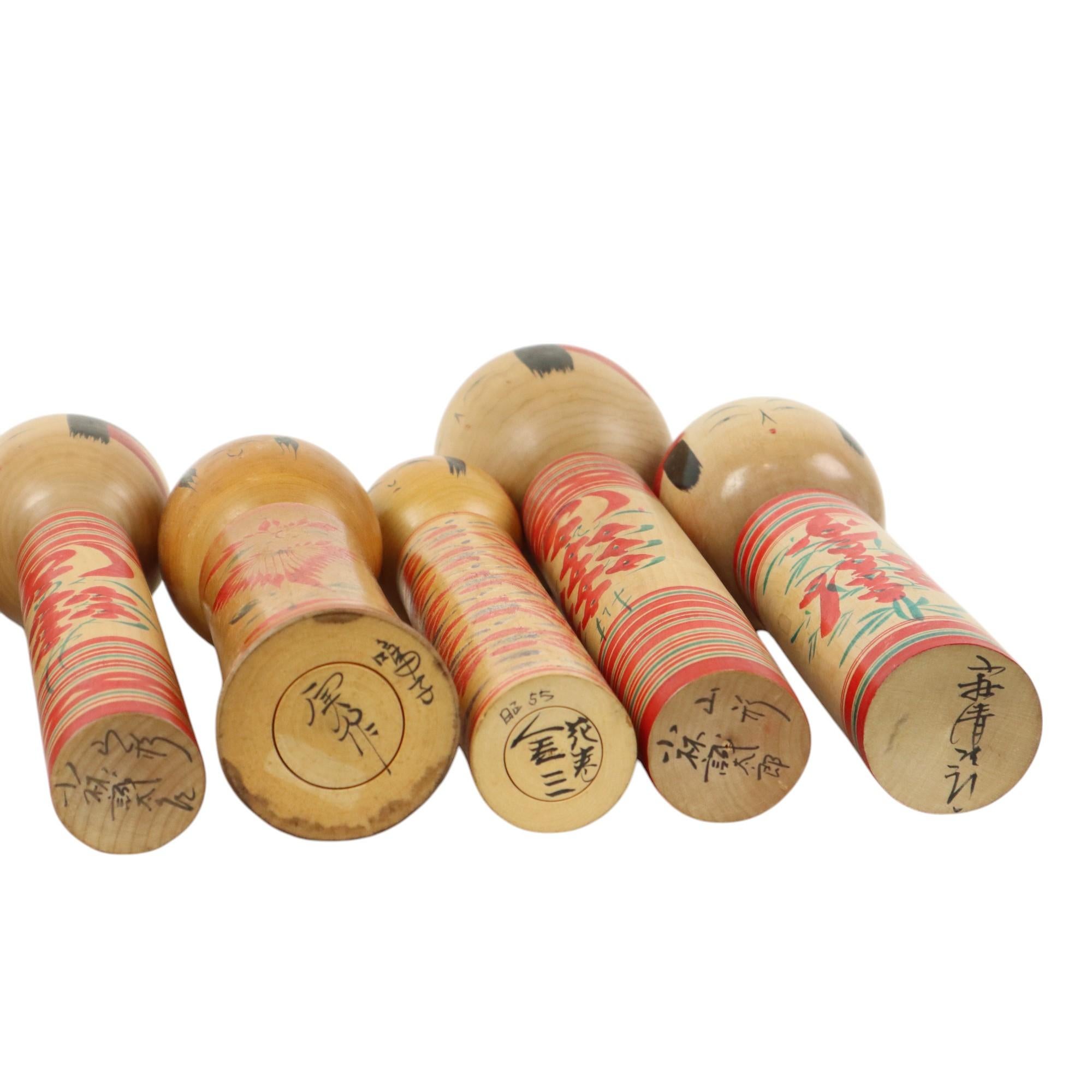Lotto di 13 Kokeshi d'epoca tradizionali Giappone Seconda metà del XX secolo in vendita 8