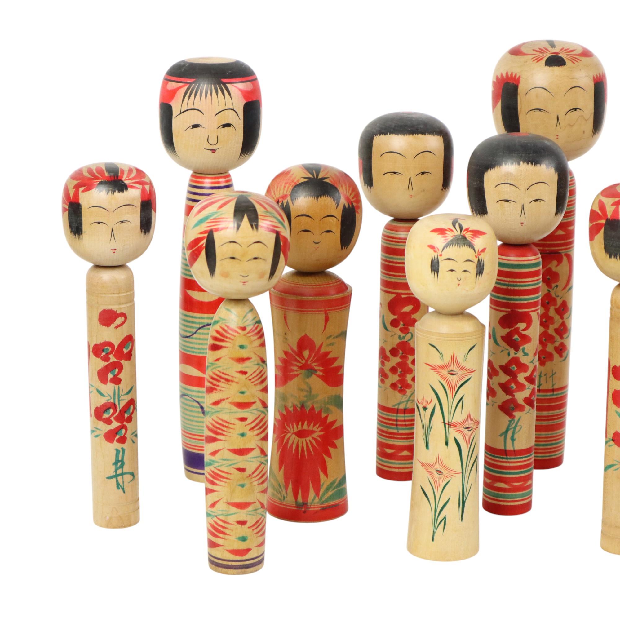 Lotto vintage di 13 bambole kokeshi rare e di alta qualità, autentiche kokeshi realizzate in Giappone nel periodo Showa, tra gli anni '50 e '70 circa.

Questo lotto comprende 13 bambole kokeshi estremamente belle, di tutte le dimensioni: la più