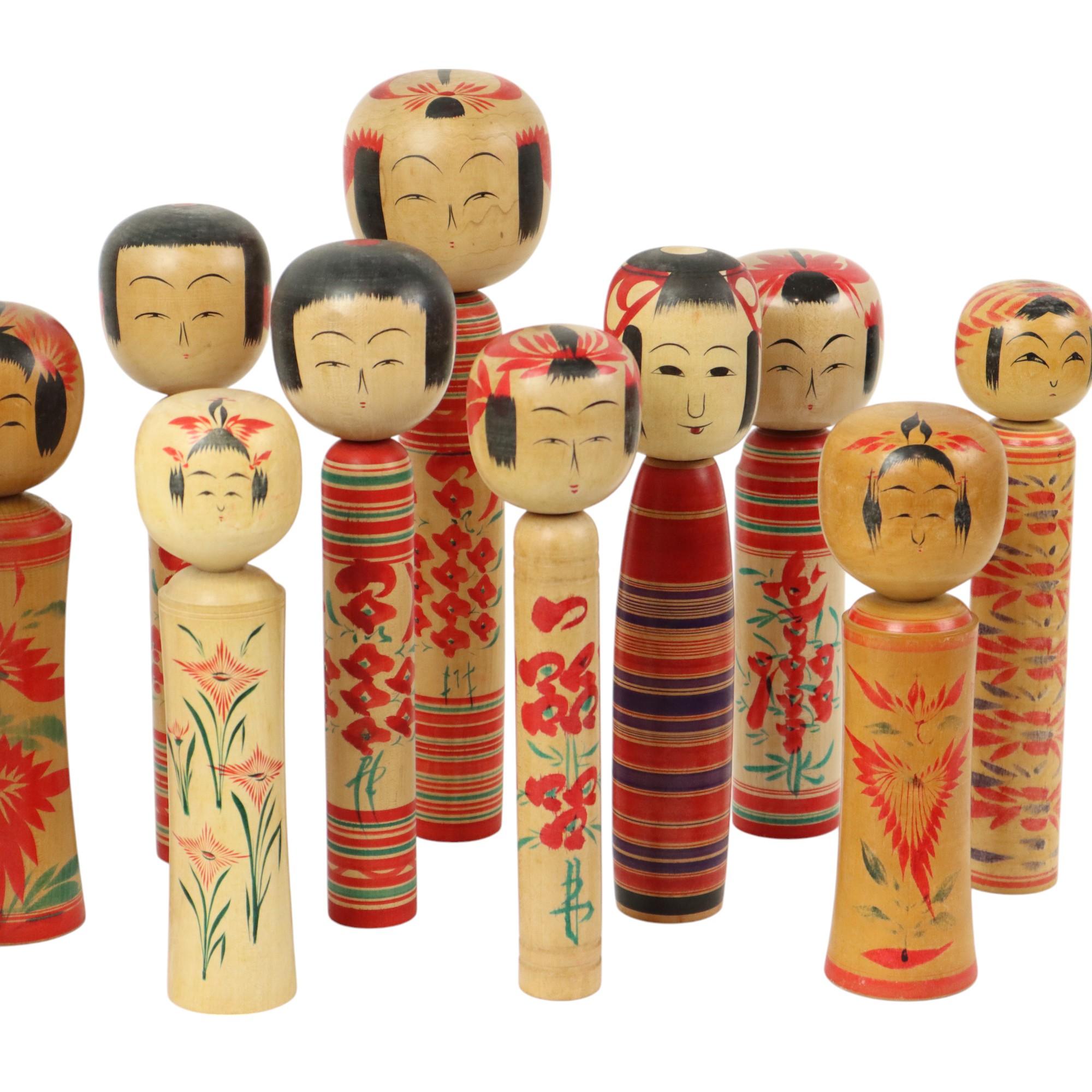 Showa Lotto di 13 Kokeshi d'epoca tradizionali Giappone Seconda metà del XX secolo in vendita