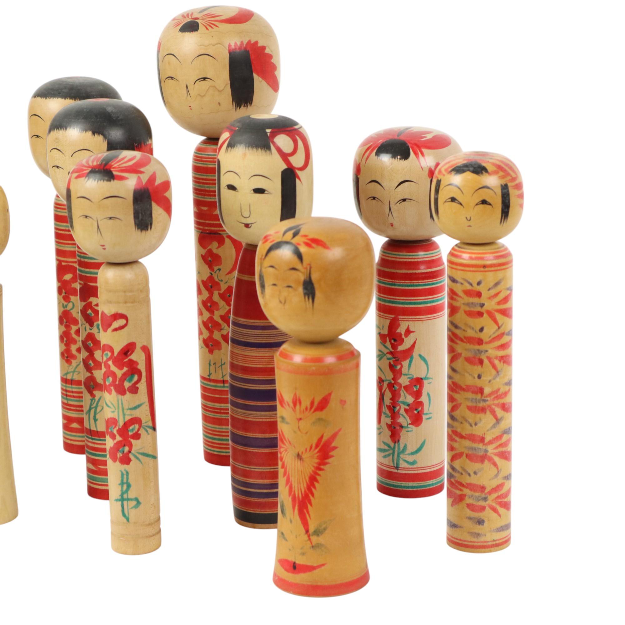 Giapponese Lotto di 13 Kokeshi d'epoca tradizionali Giappone Seconda metà del XX secolo in vendita