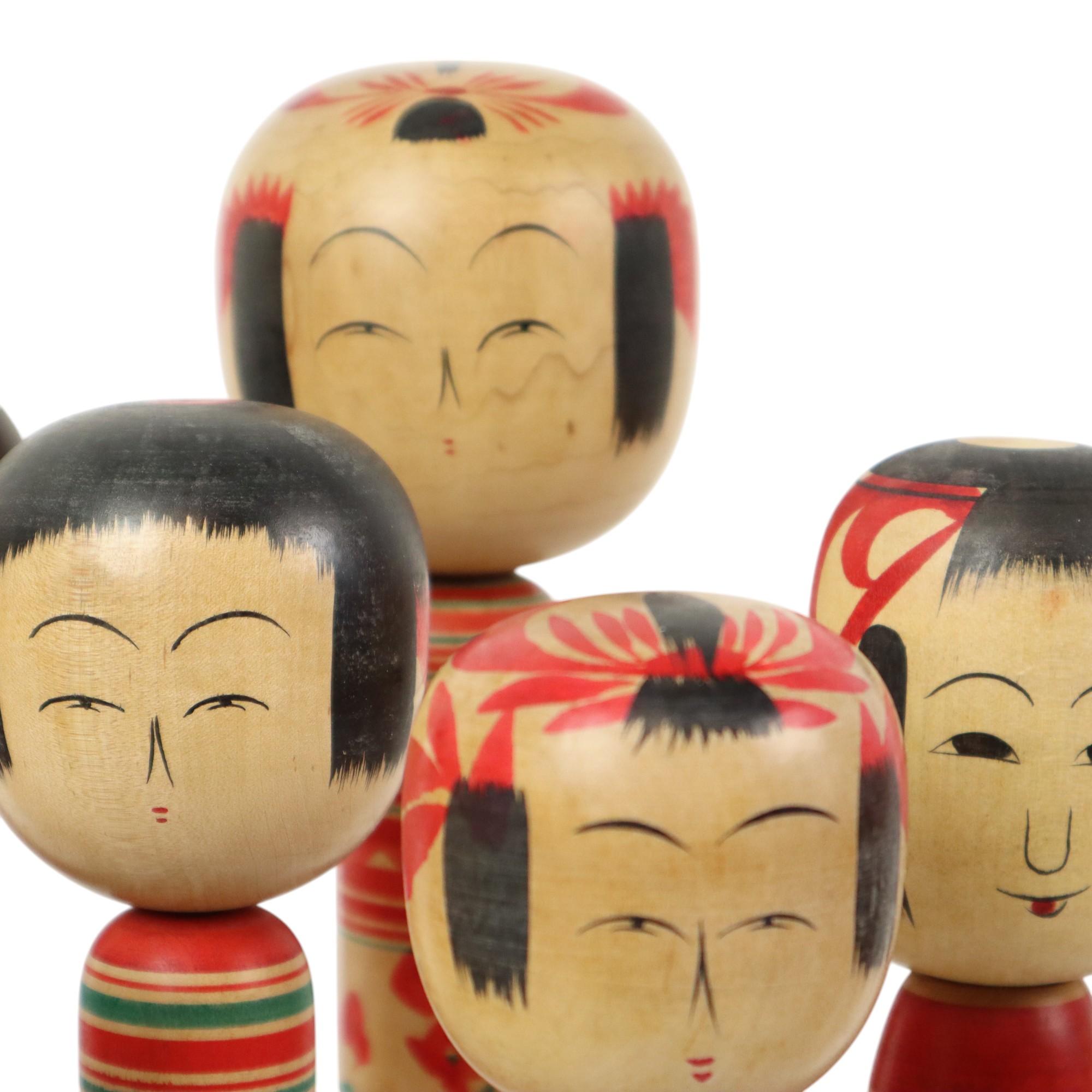 Tornito Lotto di 13 Kokeshi d'epoca tradizionali Giappone Seconda metà del XX secolo in vendita