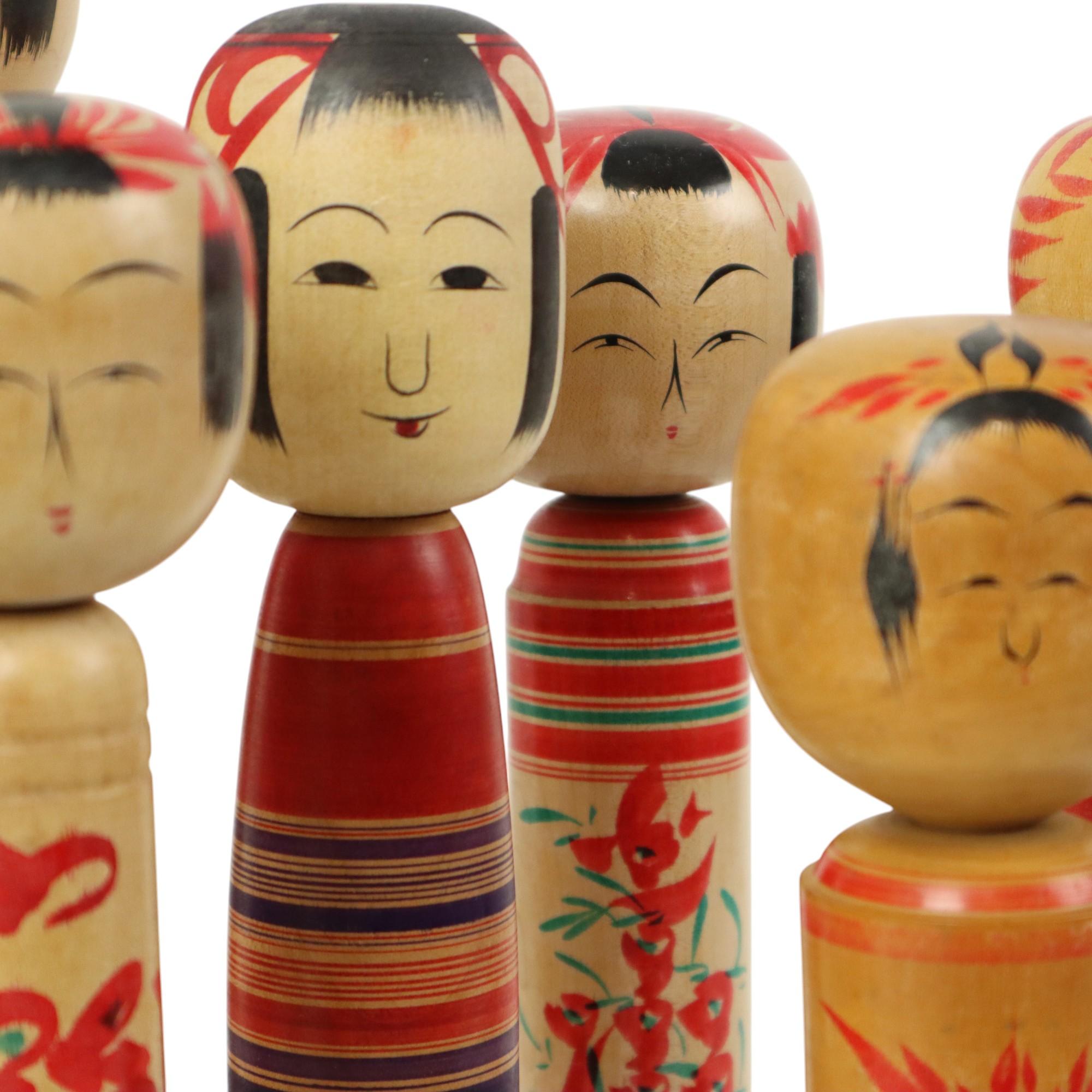 Lotto di 13 Kokeshi d'epoca tradizionali Giappone Seconda metà del XX secolo In condizioni buone in vendita a Poperinge, BE