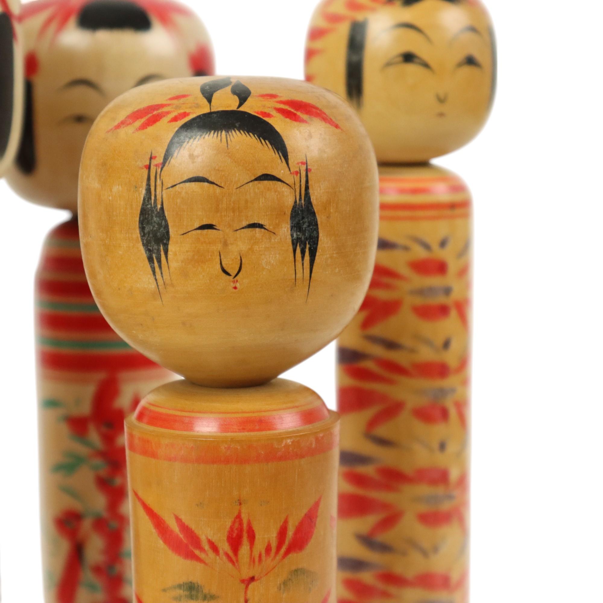 Metà XX secolo Lotto di 13 Kokeshi d'epoca tradizionali Giappone Seconda metà del XX secolo in vendita