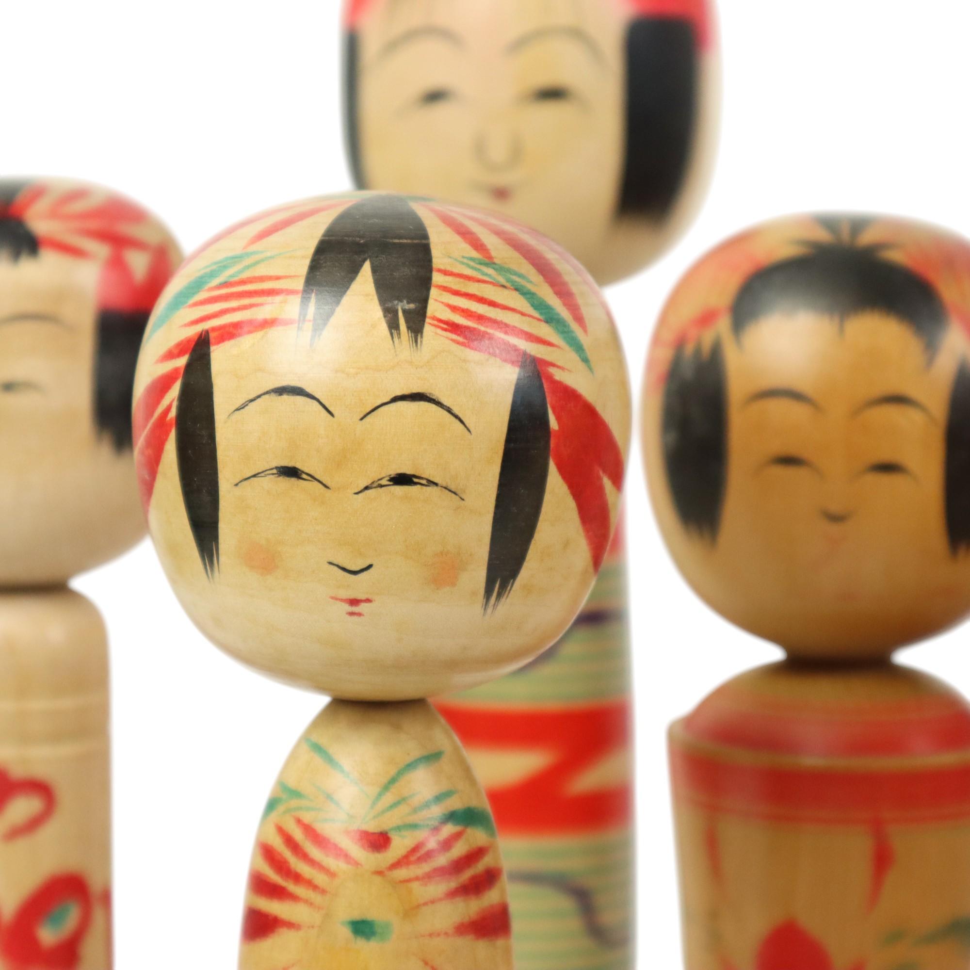 Legno Lotto di 13 Kokeshi d'epoca tradizionali Giappone Seconda metà del XX secolo in vendita