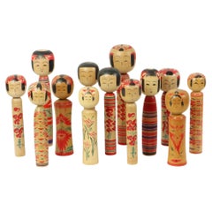 Lote de 13 Kokeshi Tradicionales Vintage Japón Segunda mitad Siglo XX