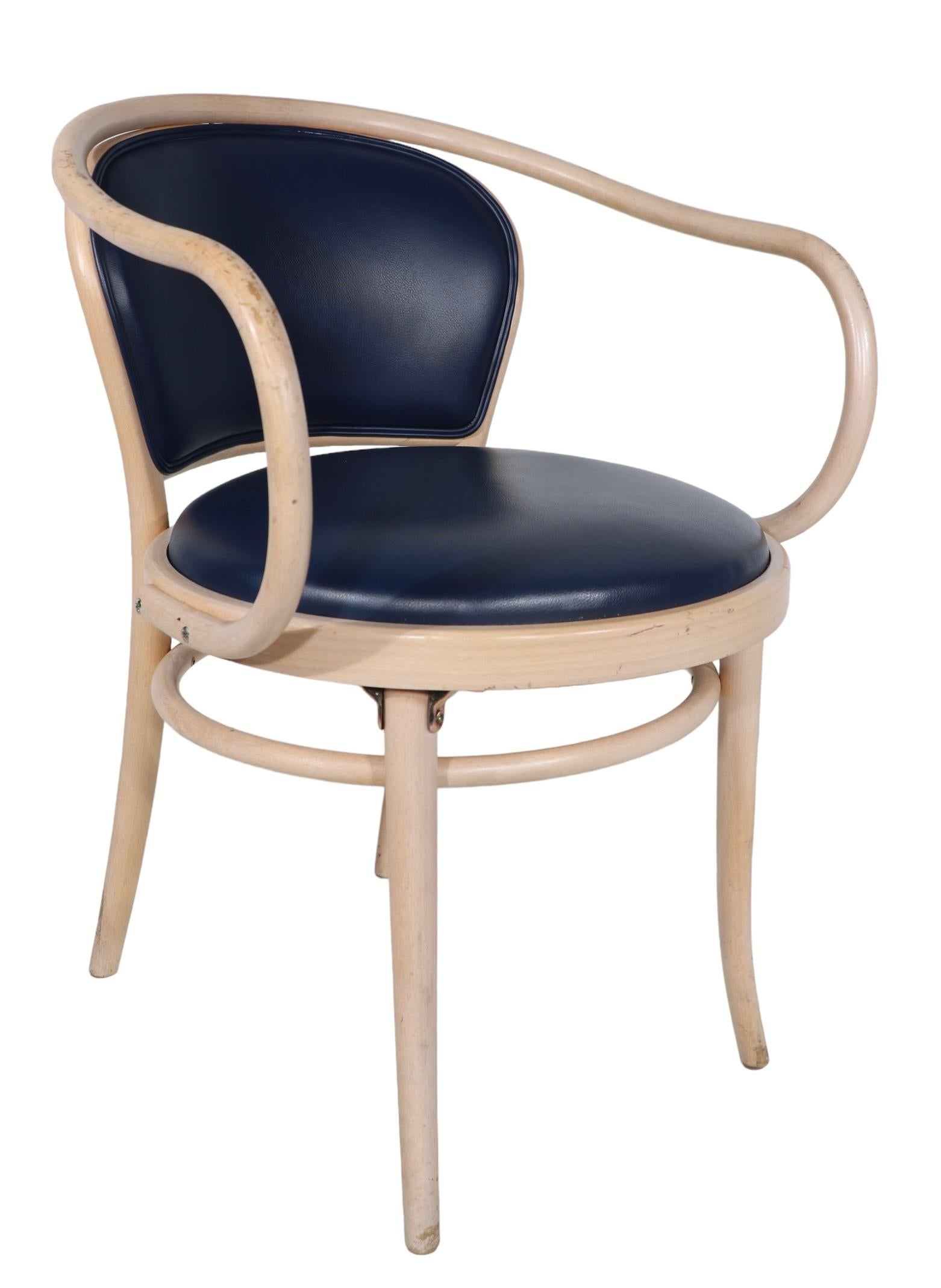 Lot de 21 Thonet  TON modèle 30 de fauteuils en bois courbé de l'hôtel Adelphi Saratoga en vente 4