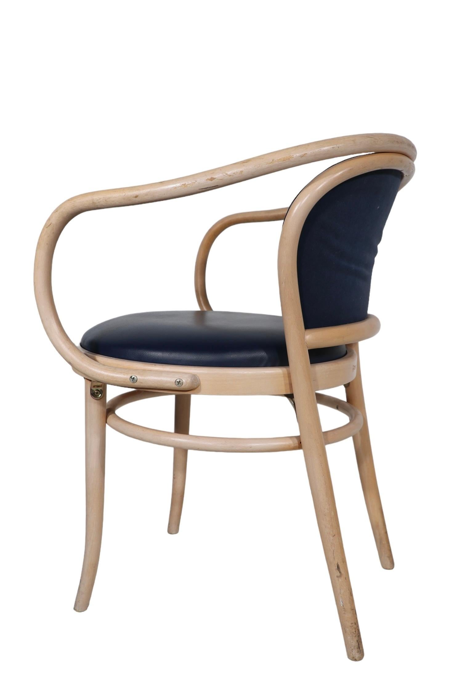 Naugahyde Lot de 21 Thonet  TON modèle 30 de fauteuils en bois courbé de l'hôtel Adelphi Saratoga en vente