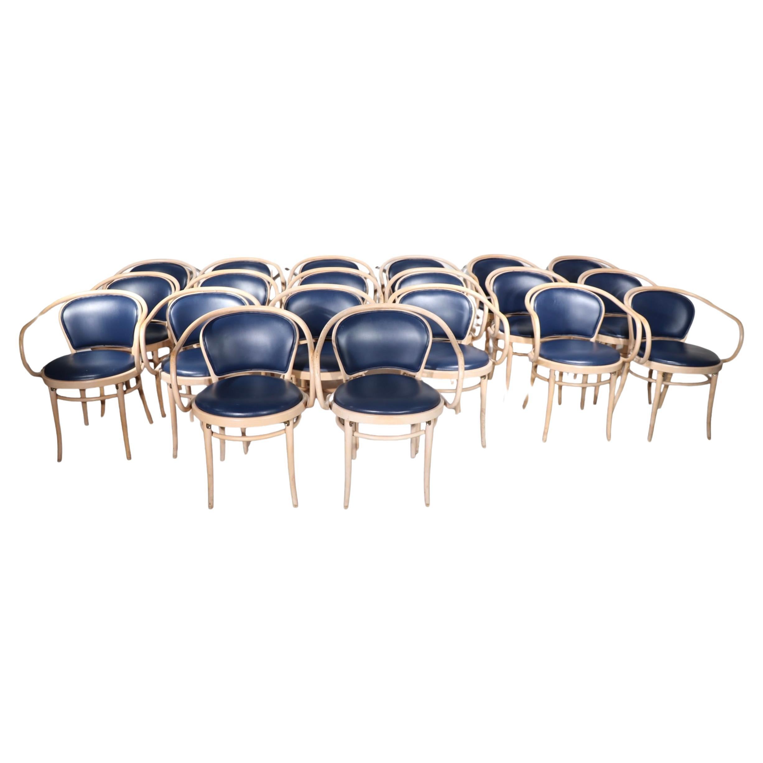 Lot de 21 Thonet  TON modèle 30 de fauteuils en bois courbé de l'hôtel Adelphi Saratoga en vente