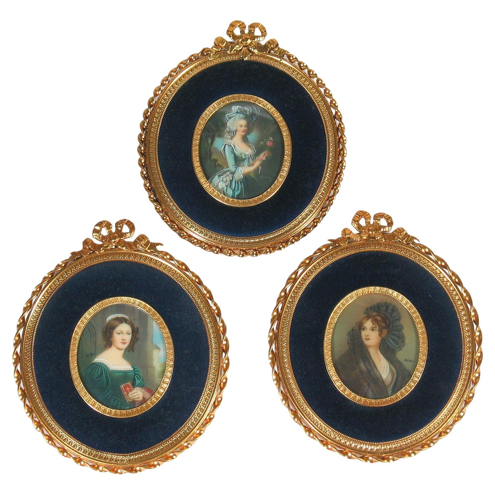 Lot de 3 miniatures de portraits peints à la main Continental, 1ère moitié du 20ème siècle en vente