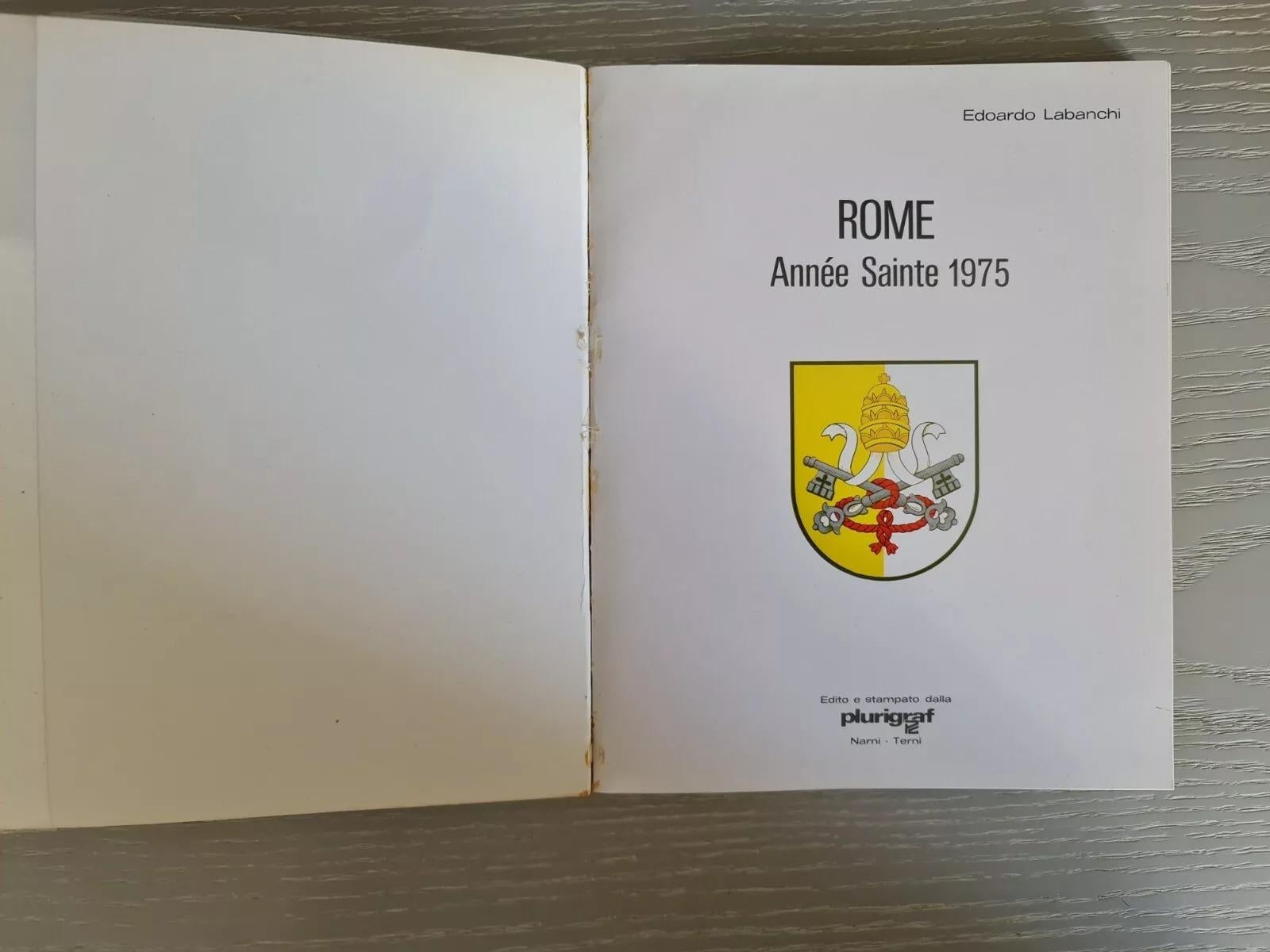 Diese einzigartige Sammlung enthält drei illustrierte Softcover-Bücher, die in Italien von Editions Plurigraf veröffentlicht wurden und einen tiefen Einblick in spirituelle und kulturelle Stätten geben, die für die katholische Tradition von