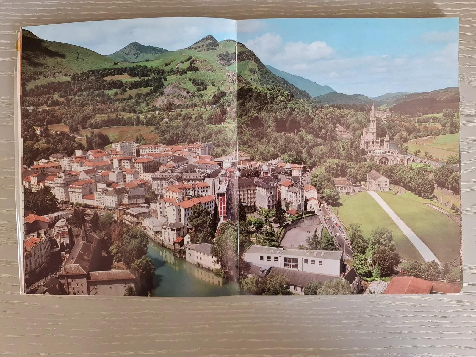 Lot von 3 religiösen und kulturellen Werken: „Sienne et ses Terres“ „Lourdes“ – 3Y05 im Zustand „Gut“ im Angebot in Bordeaux, FR