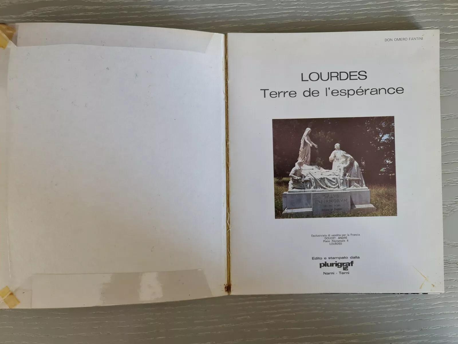 Lot von 3 religiösen und kulturellen Werken: „Sienne et ses Terres“ „Lourdes“ – 3Y05 (Ende des 20. Jahrhunderts) im Angebot