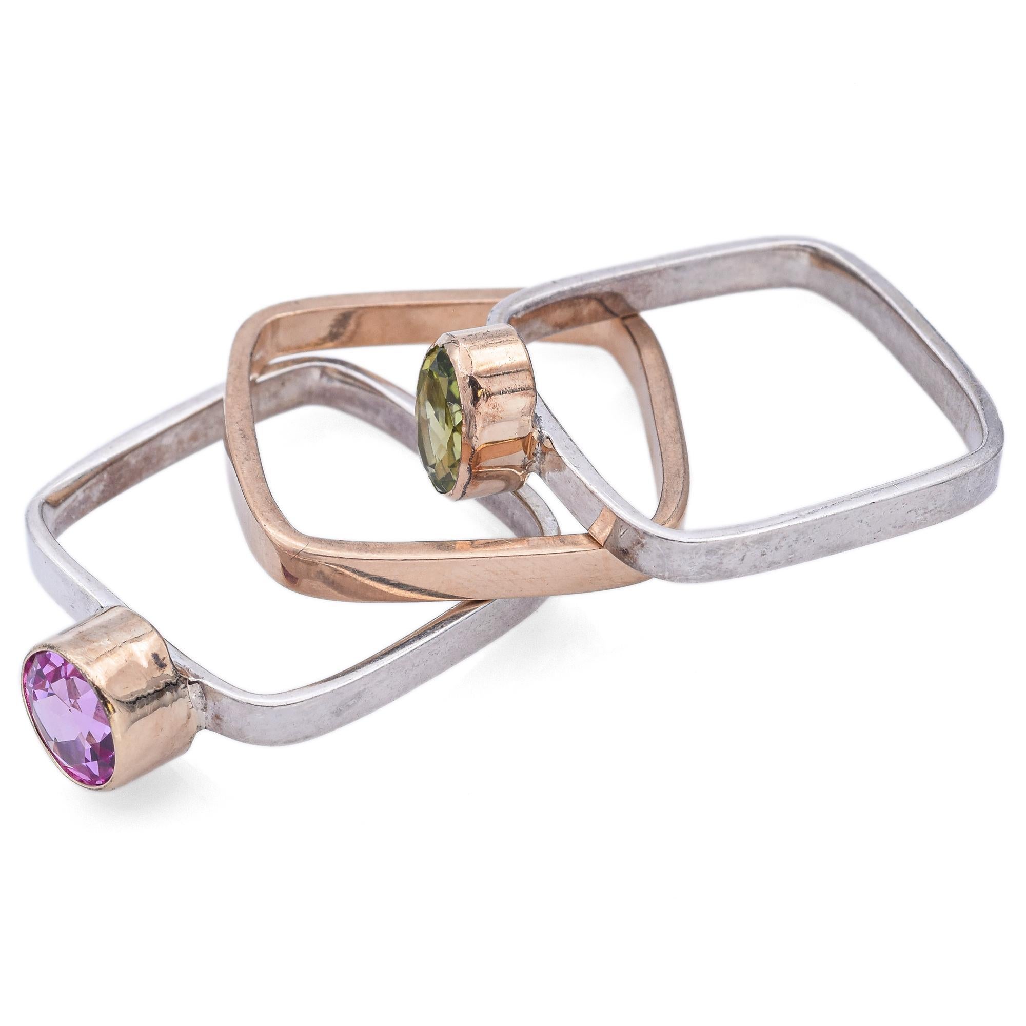 Contemporaneo Lotto di 3 anelli quadrati in argento e oro 14K con peridoto e zaffiro rosa, misura 5,75 in vendita