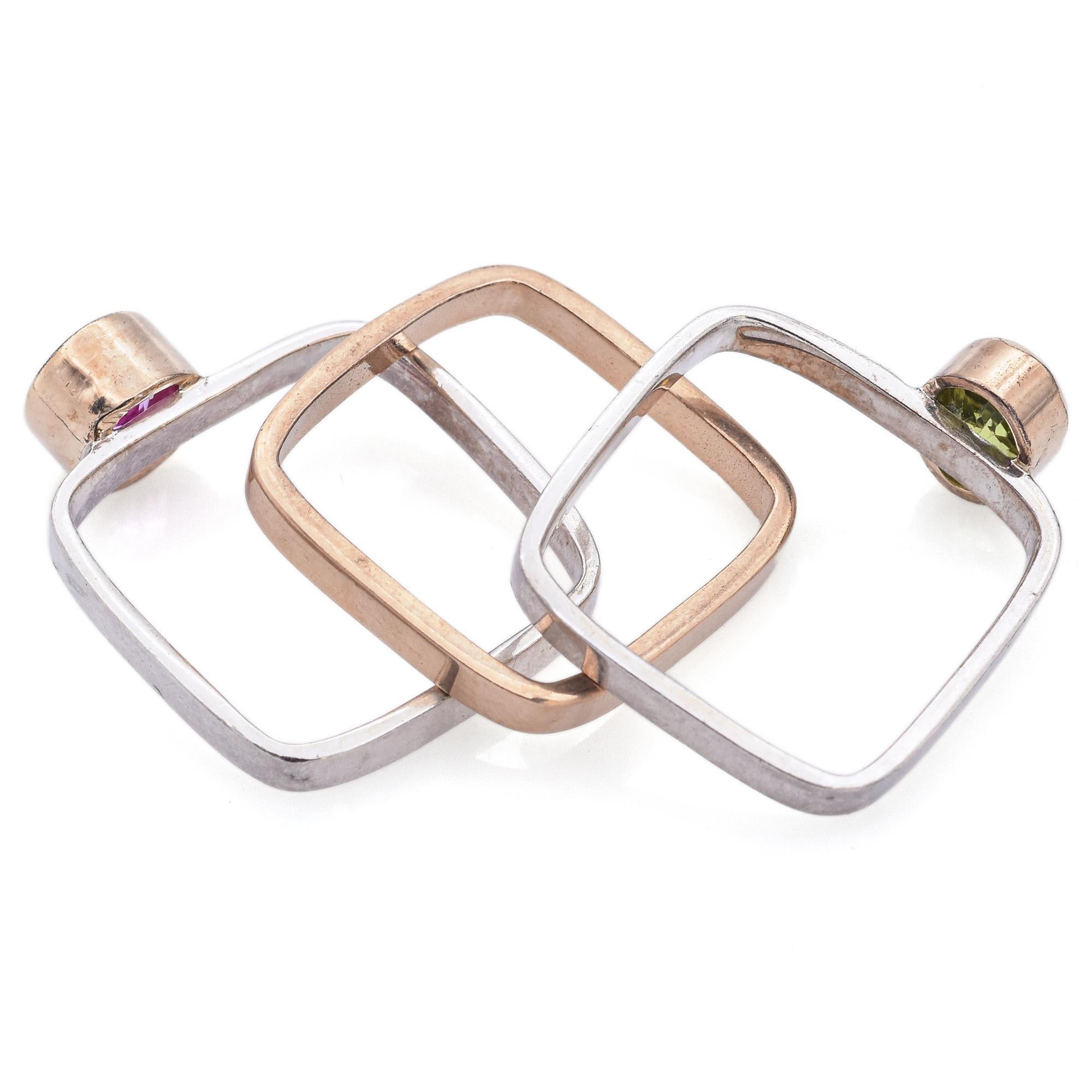 Taglio rotondo Lotto di 3 anelli quadrati in argento e oro 14K con peridoto e zaffiro rosa, misura 5,75 in vendita