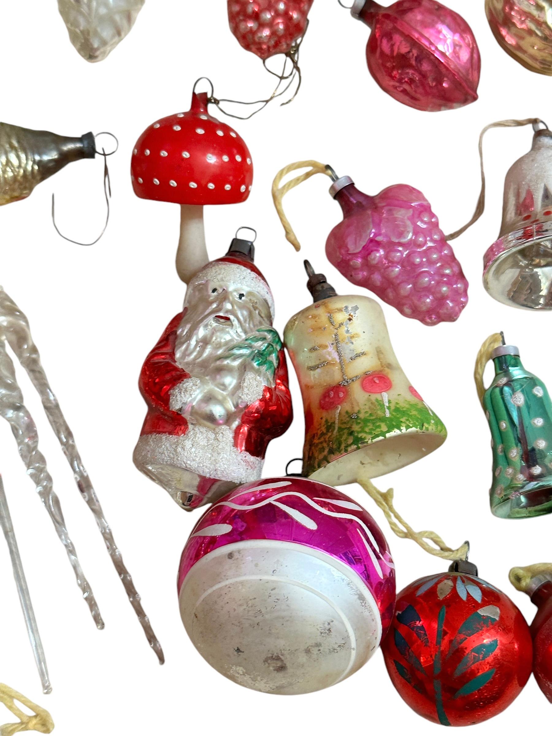 Lot of 34 Mercury Glass Christmas Ornaments, Vintage German, 1910s - 1930s In Good Condition For Sale In Nuernberg, DE