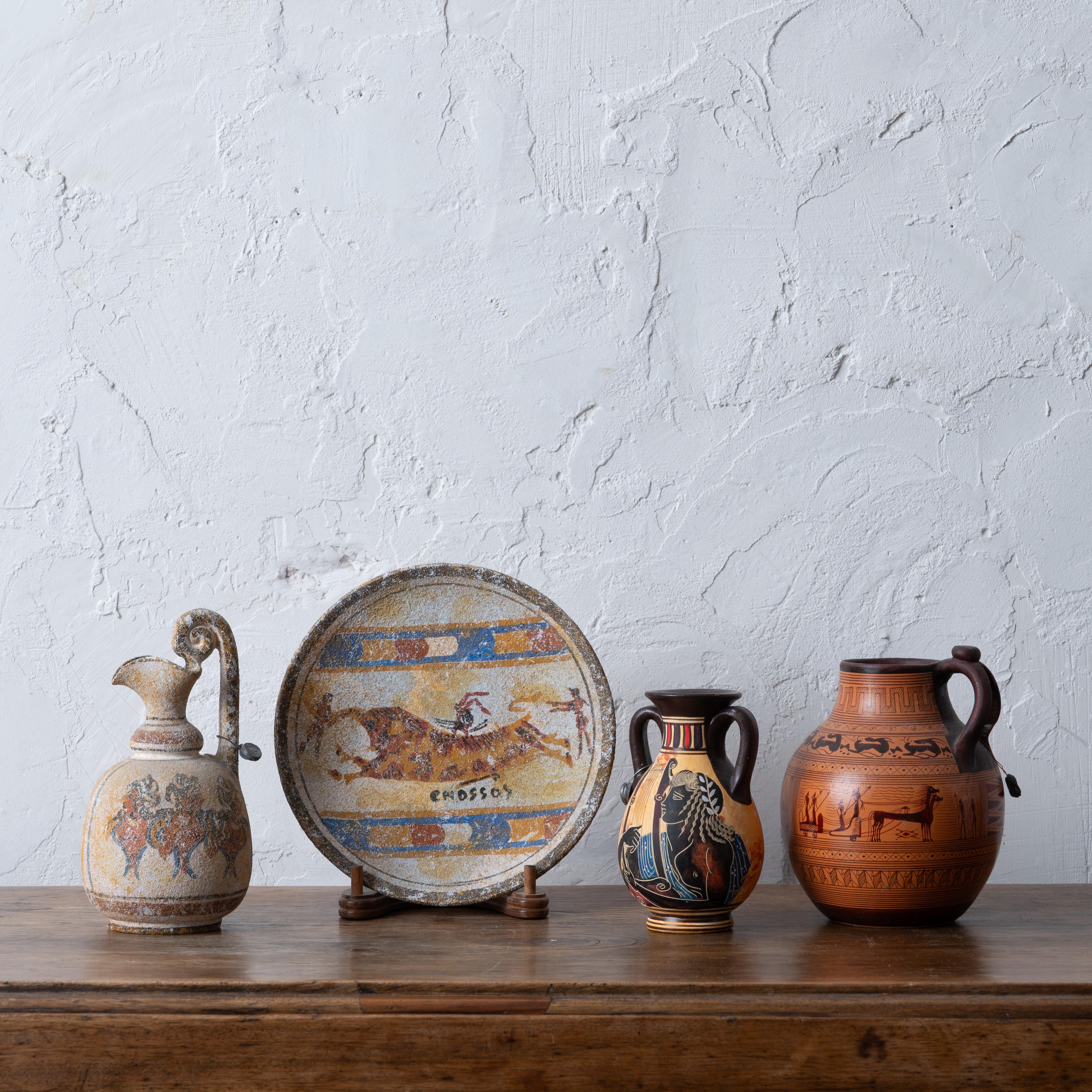 Un lot de quatre pièces de poterie grecque.



l'assiette est large de 7 ½ pouces, la plus haute cruche est haute de 6 ¾ pouces




