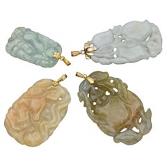 Lote de 4 colgantes vintage de oro amarillo de 14 quilates con jade verde y rojo tallado de frutas florales