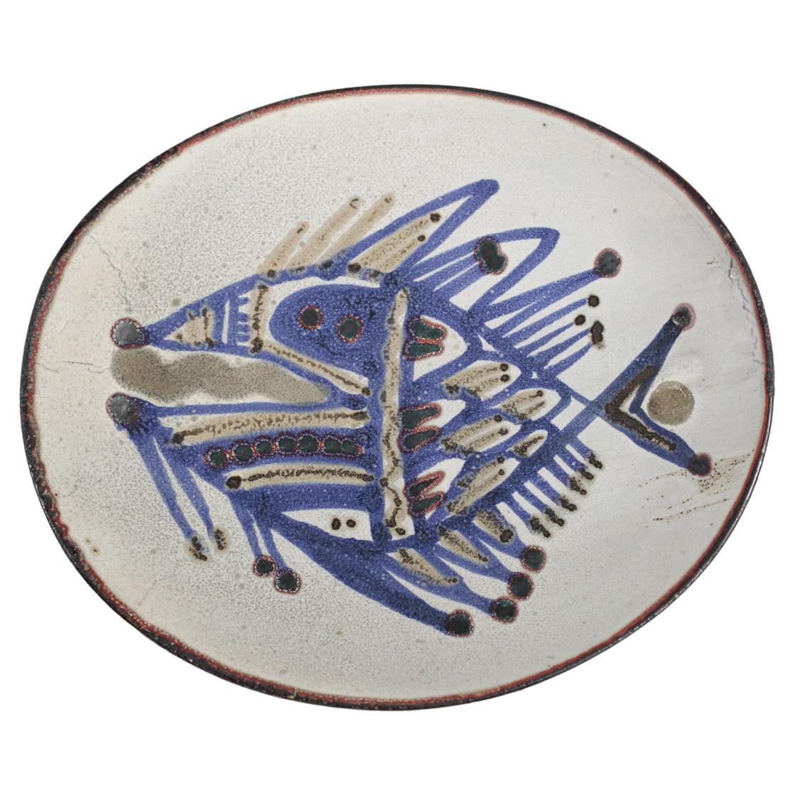 Lot de 5 assiettes des années 60 par le céramiste français Jean Derval pour l'Atelier du Portail à Vallauris. Assiettes en céramique avec chacune un design unique représentant un poisson. Signature de ce 