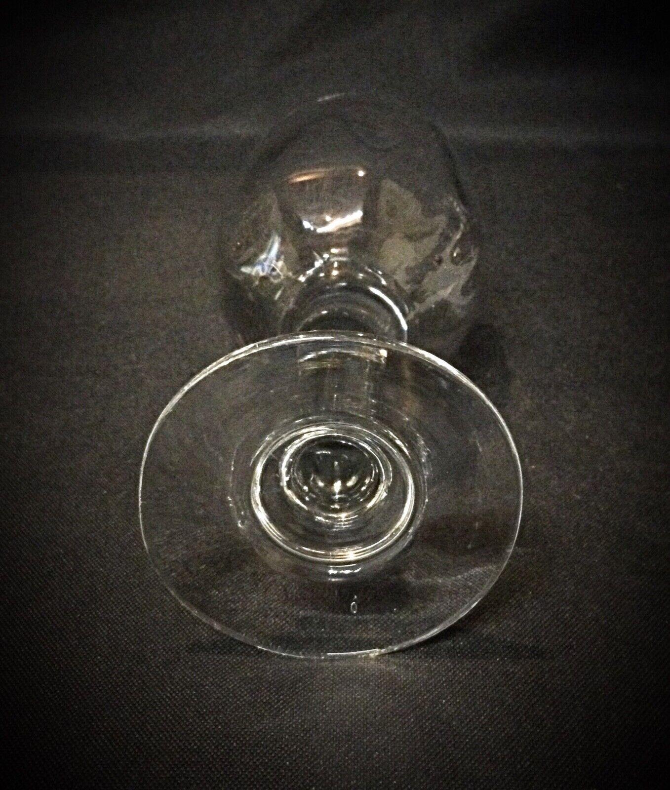 Mit diesem Set aus 5 Kristallgläsern, die wahrscheinlich aus der Mitte des 20. Jahrhunderts stammen, können Sie Ihr Essvergnügen aufwerten. Diese Gläser aus feinem Kristall sind eine raffinierte Ergänzung für jede Sammlung oder jeden gedeckten